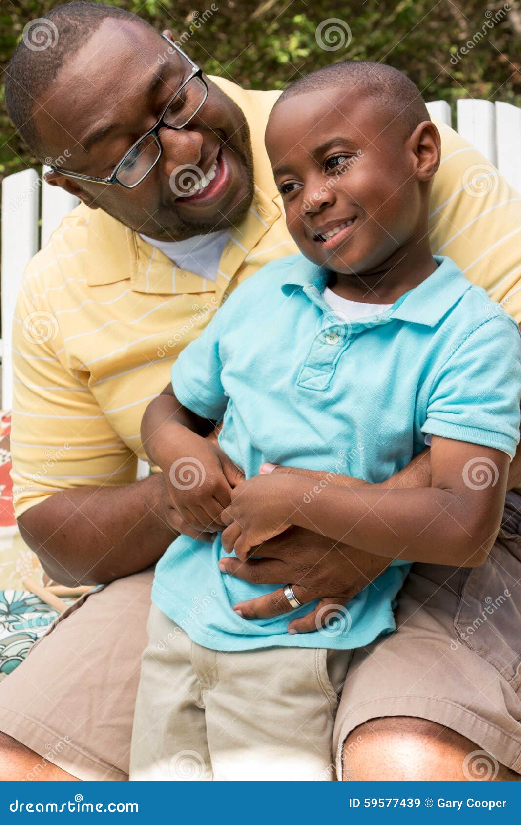 Het Afrikaanse Amerikaanse Vader En Zoons Spreken Stock Afbeelding ...

