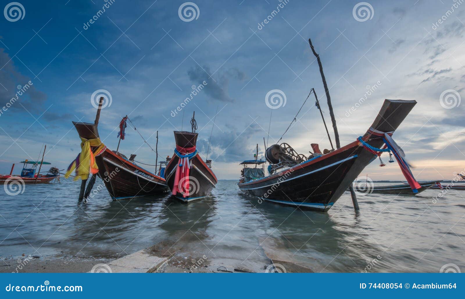 Het anker van visserijboten bij Golf van het strand van Thailand, Suratani prov8nce