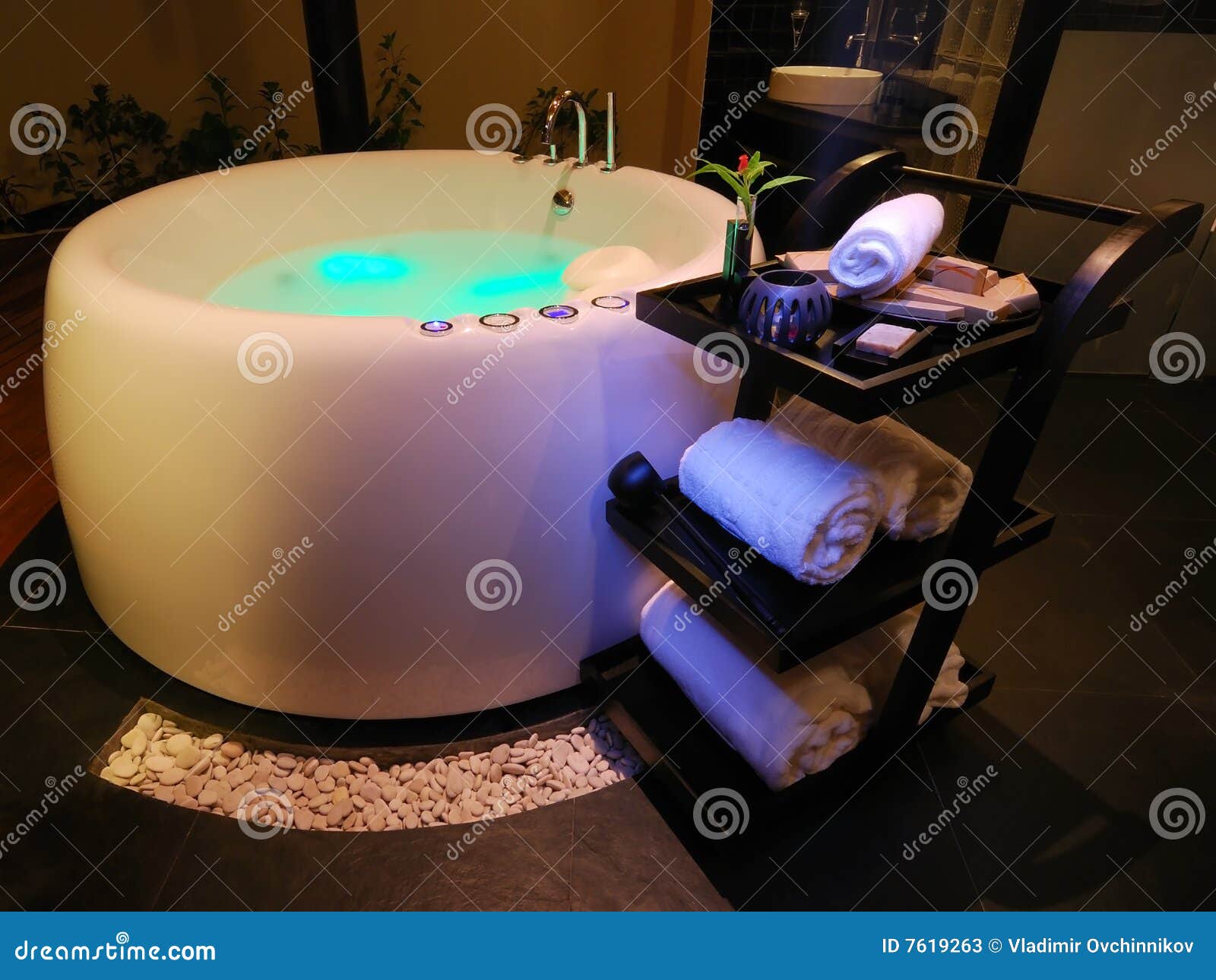 Het Bad van de Jacuzzi stock afbeelding. Image of verlicht 7619263