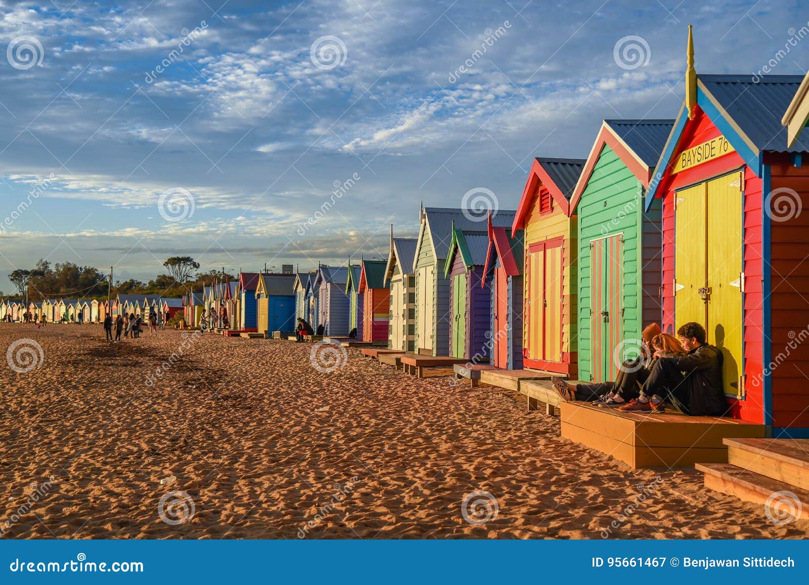 Het baden van dozen in Brighton Beach, Melbourne. MELBOURNE, AUSTRALIË - JULI 18, 2016: De toeristen zitten op dek van het baden van dozen in Brighton Beach dichtbij Melbourne, Australië
