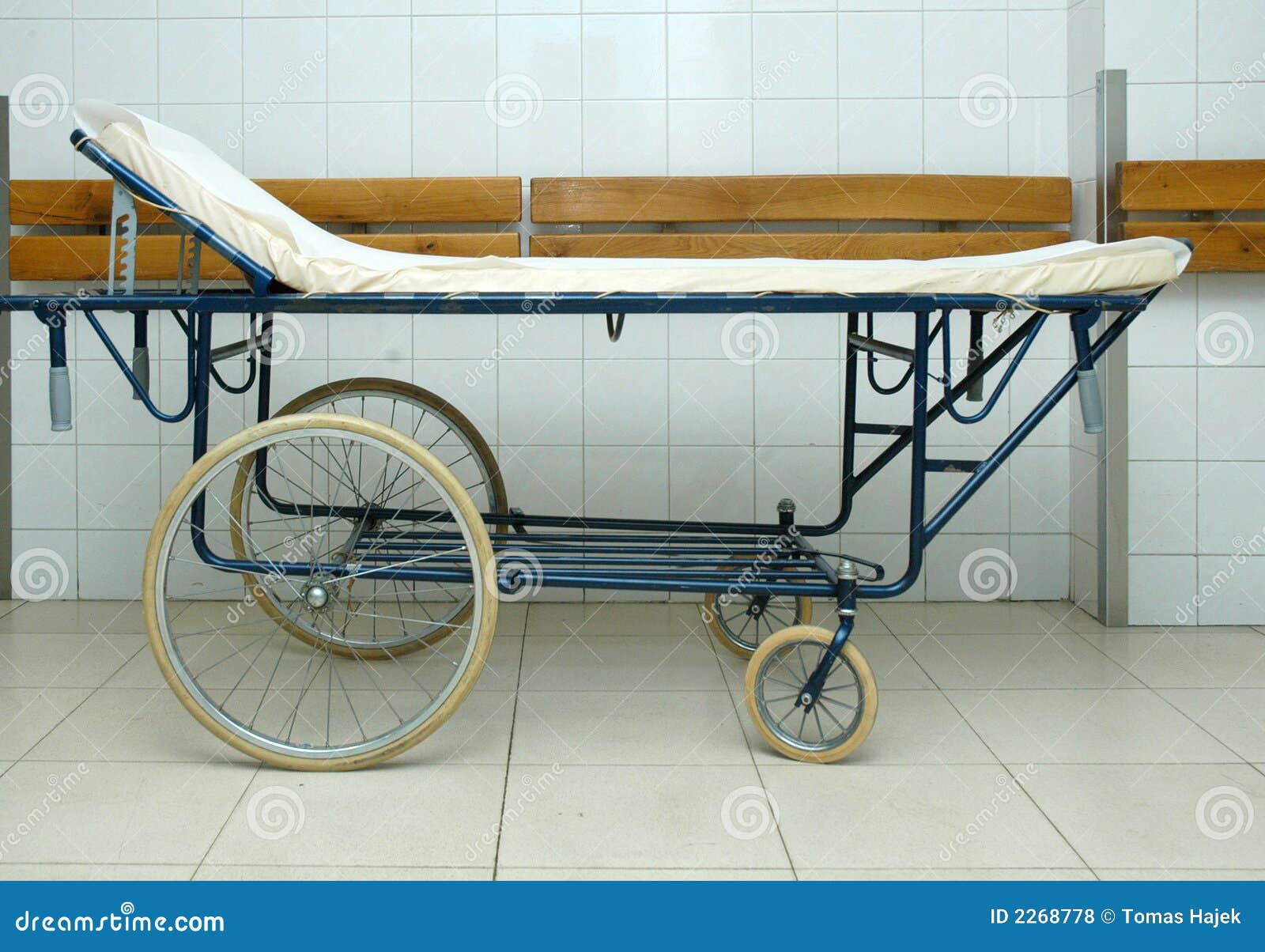 Het bed van het ziekenhuis stock foto. Image of besmet 2268778