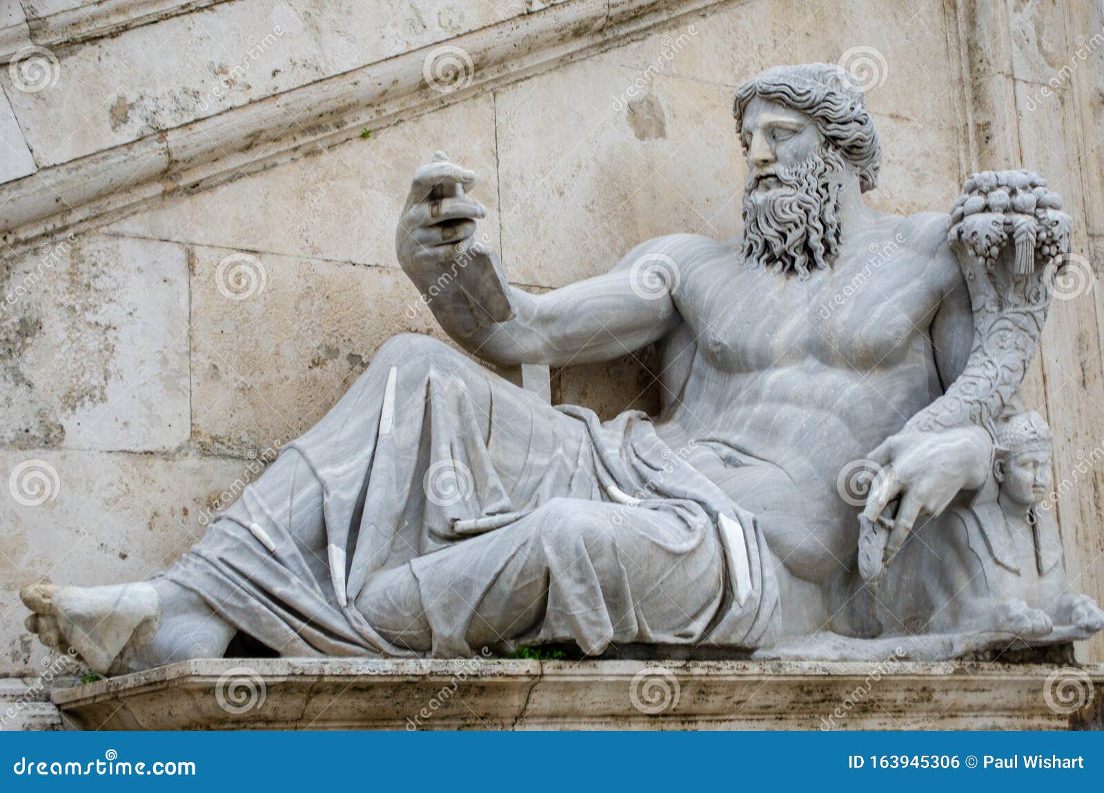 Robijn plein Civic Het Beeld Van De Romeinse God Zeus in Rome Stock Foto - Image of marmer,  italië: 163945306