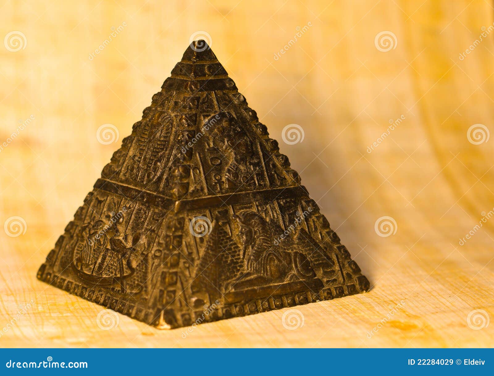 Het Beeldje Van De Piramide Van De Steen Stock Afbeelding - Image of ...