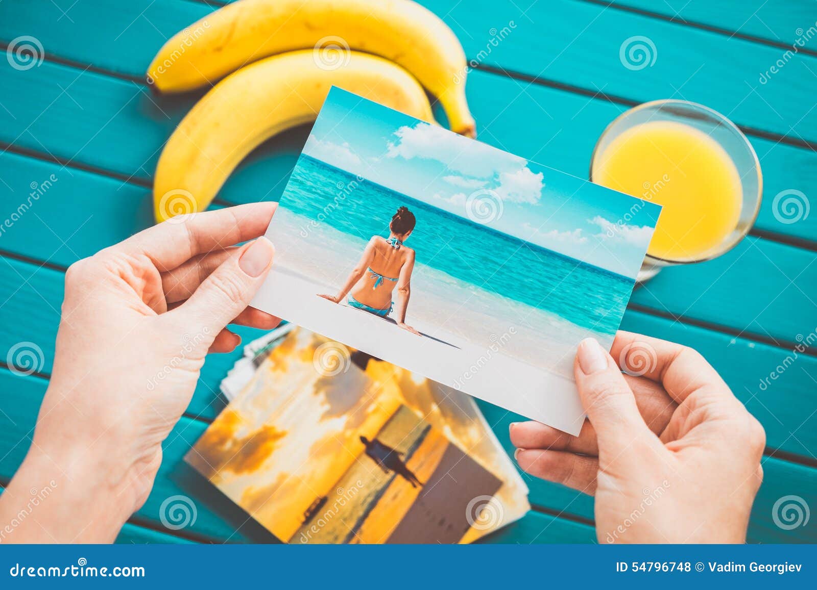 Het bekijken foto's. Vrouw die foto's in haar handen bekijken Hoogste mening