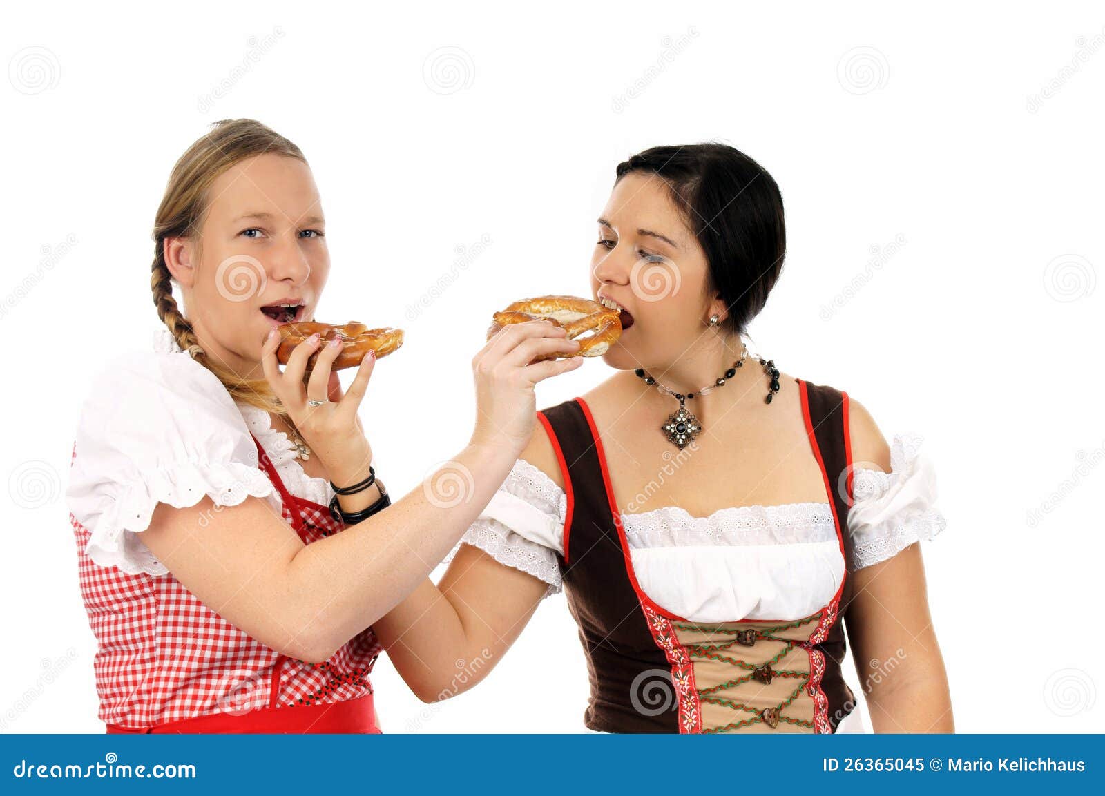 Het bierfestival van München. Twee mooie vrouwen in dirndls en met brezels