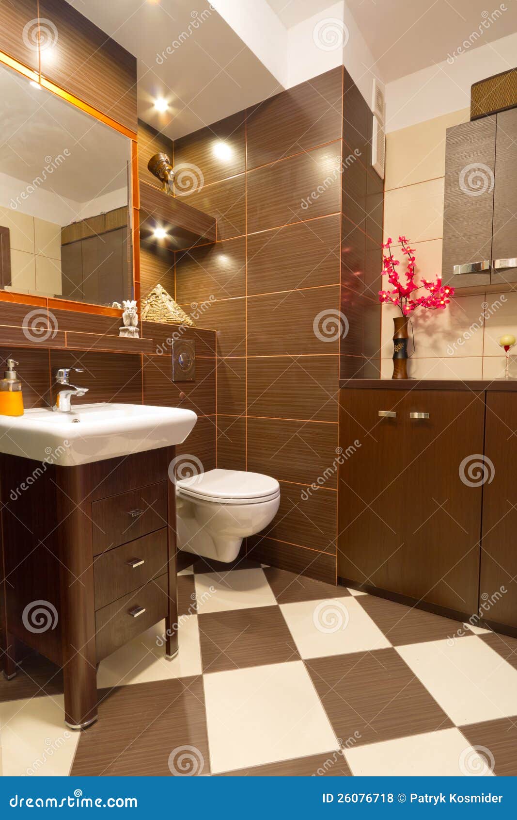 Het binnenland van de badkamers met bruine en beige tegels royalty ... Woonkamer tegels beige