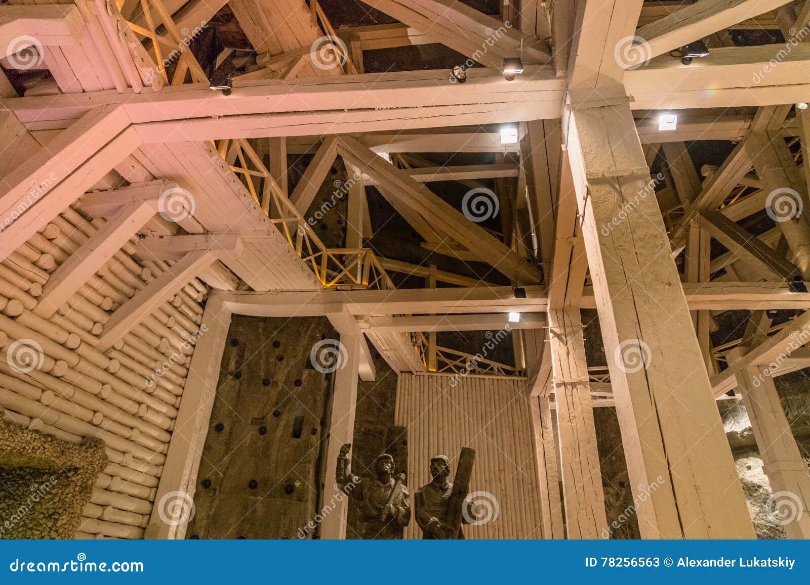 Het binnenland van het oude gebouw Mooi oud landschap Gotische atmosfeer van het huis Mooie kaars Foto's voor tijdschriften, affiches en websites