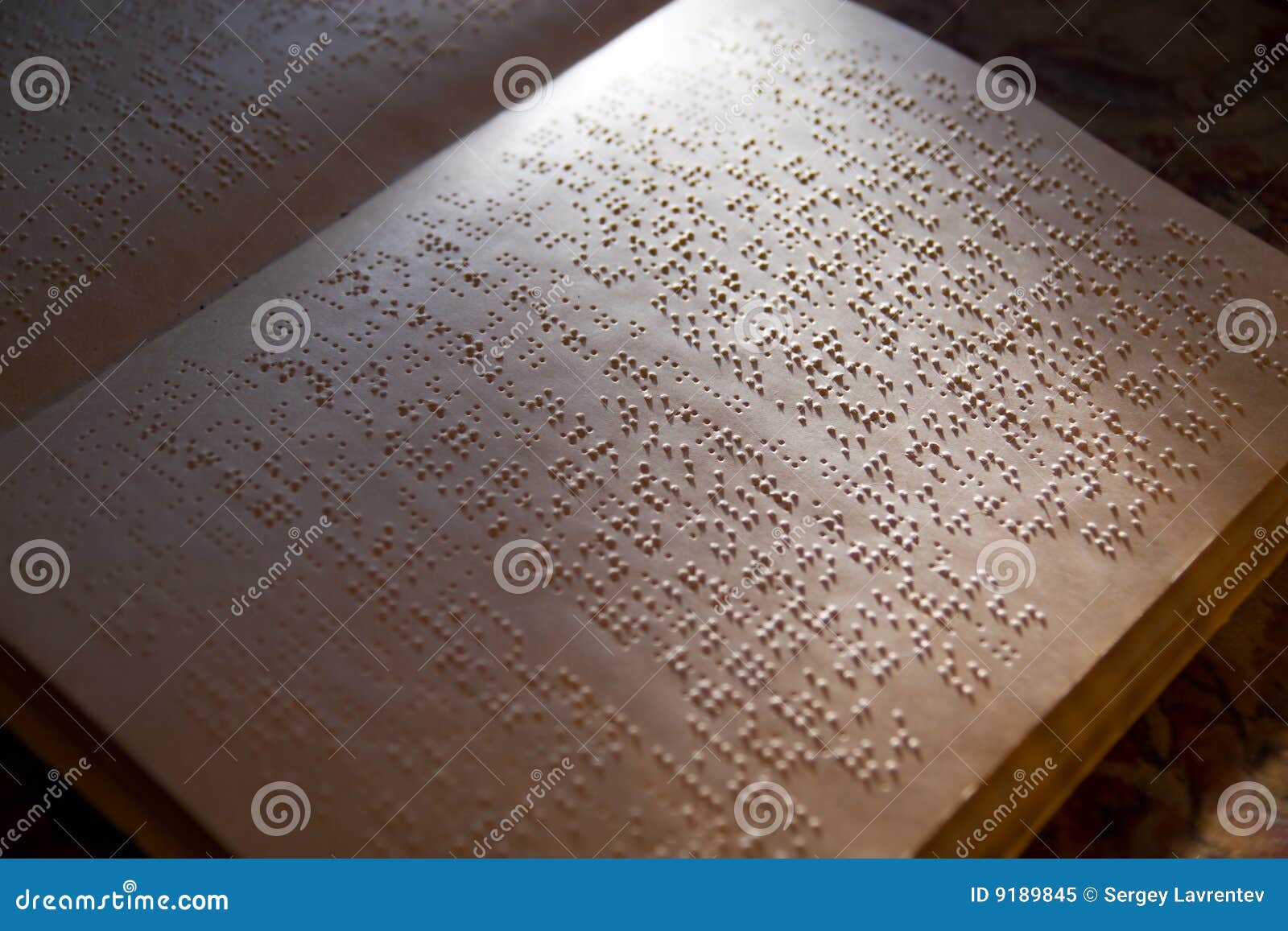 Het boek van braille stock afbeelding. Image of fysiek 9189845