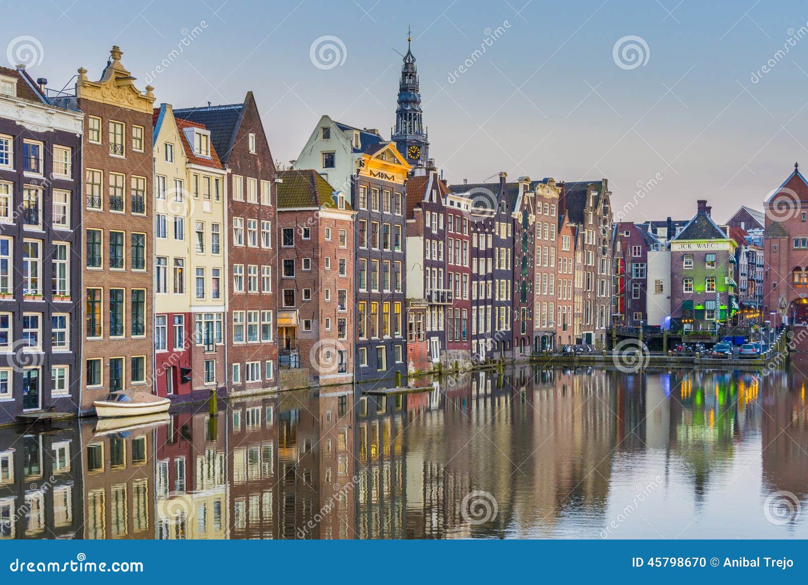 Het Damrak-kanaal in Amsterdam, Nederland. Het Damrak-kanaal, die tussen Amsterdam Centraal in het noorden en Damvierkant lopen in het zuiden in Amsterdam, Nederland