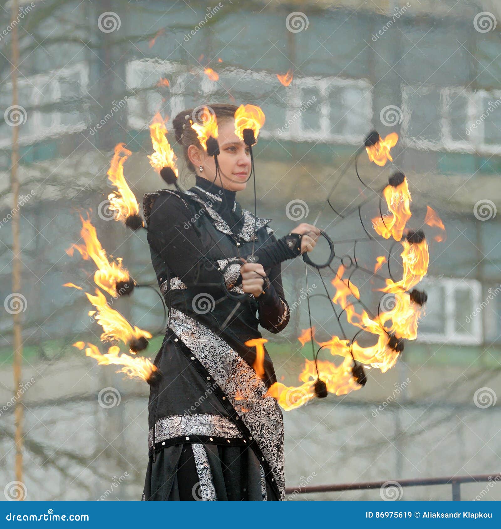 Het dansen en stunts met brand. 23 02 2017 Rusland Heilige-Petersburg Dansende jonge meisjes met de omwenteling van de kettingen met lichten