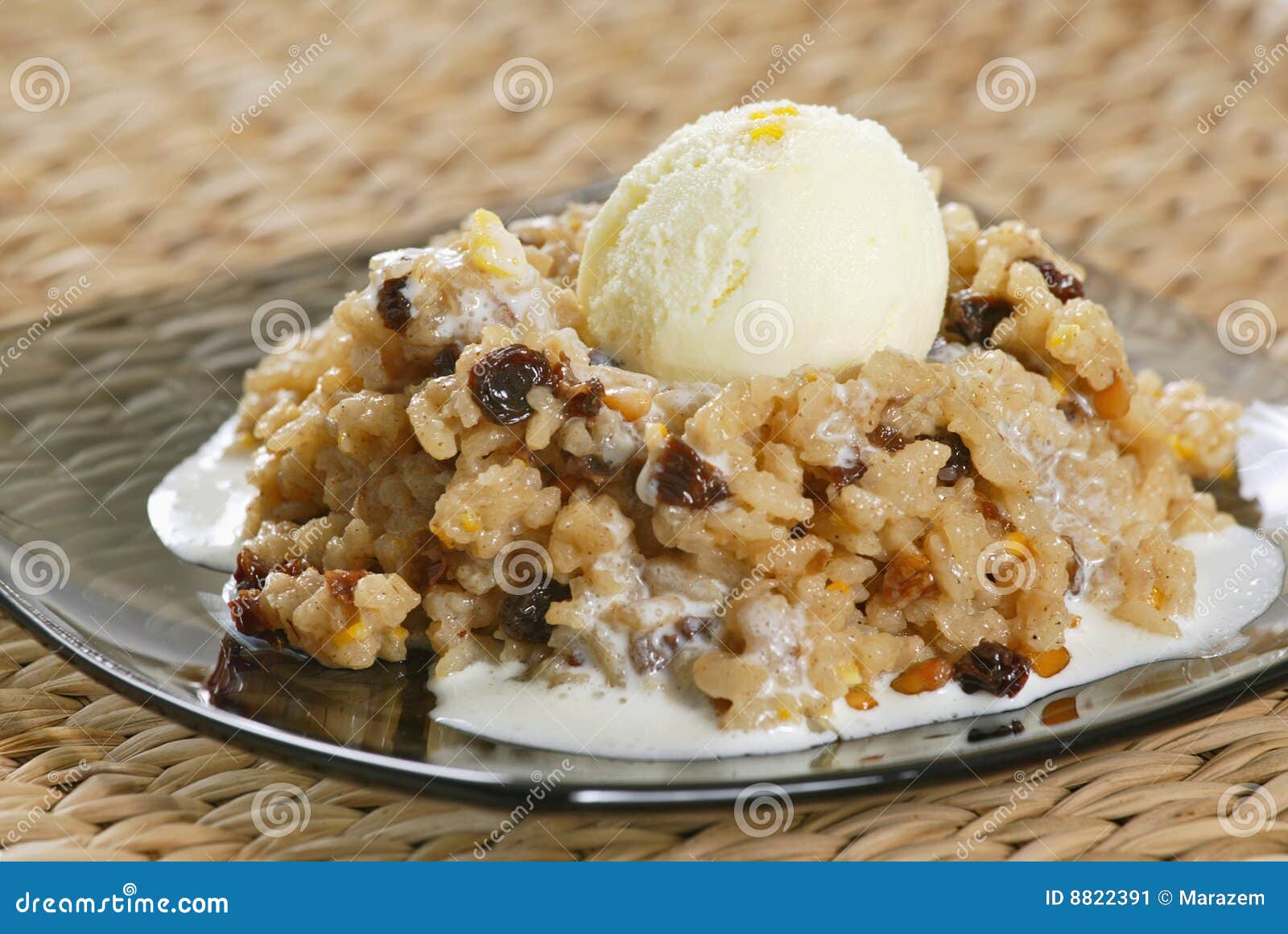 Het dessert van de rijst met roomijs op bruine plaat