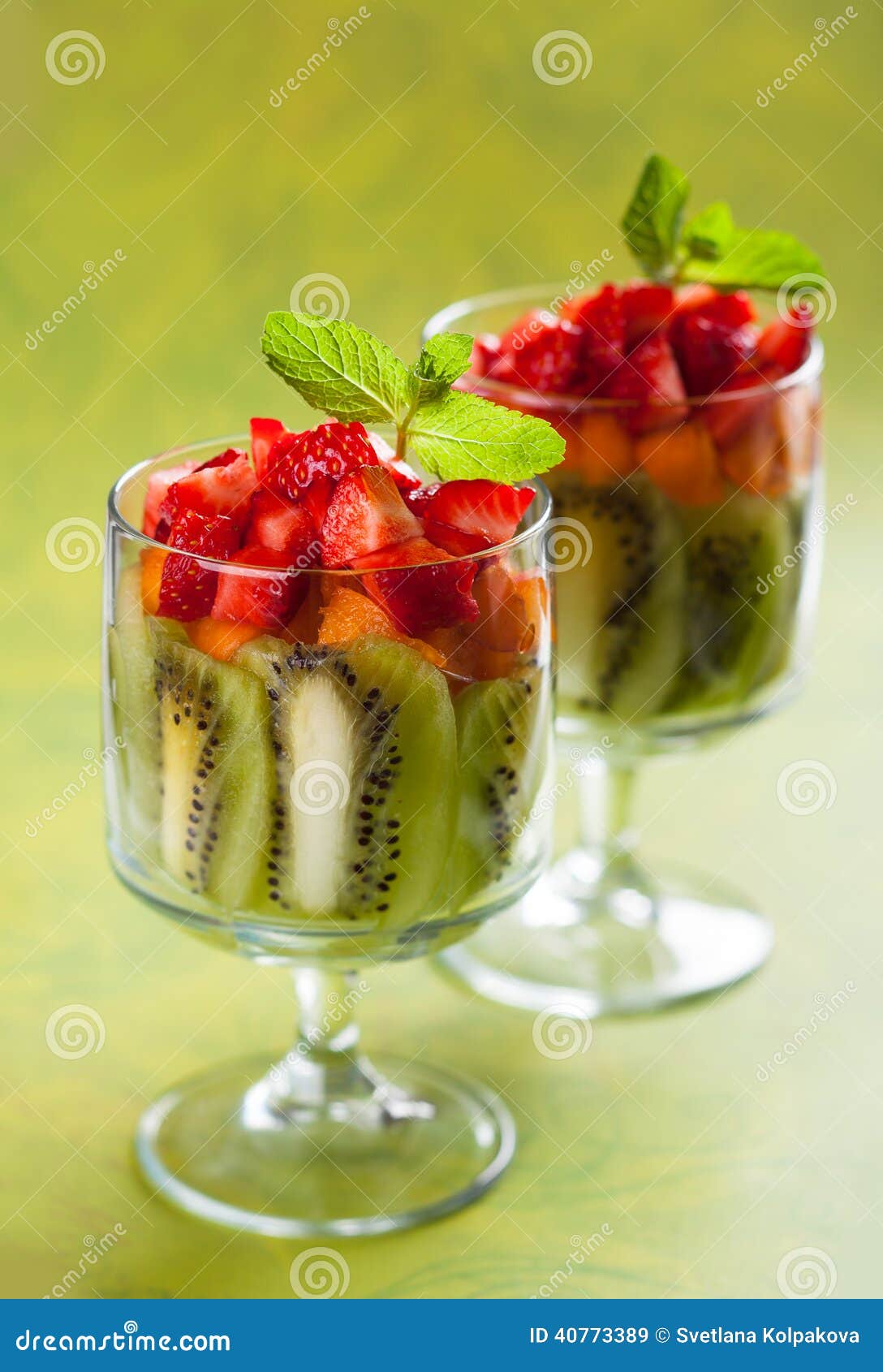 Het dessert van het fruit stock afbeelding. Image of salade - 40773389