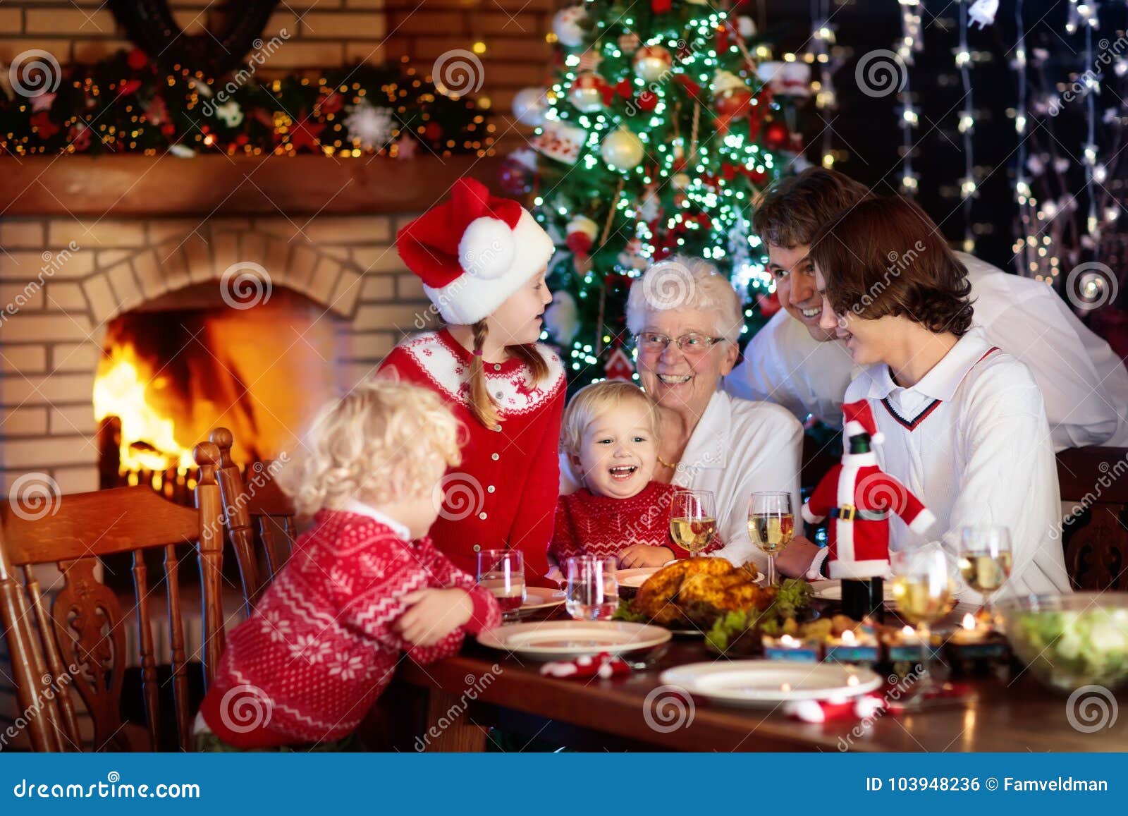 Kerst Met Familie Humor Het Diner Van Kerstmis Familie Met Jonge Geitjes Bij Kerstmisboom Stock