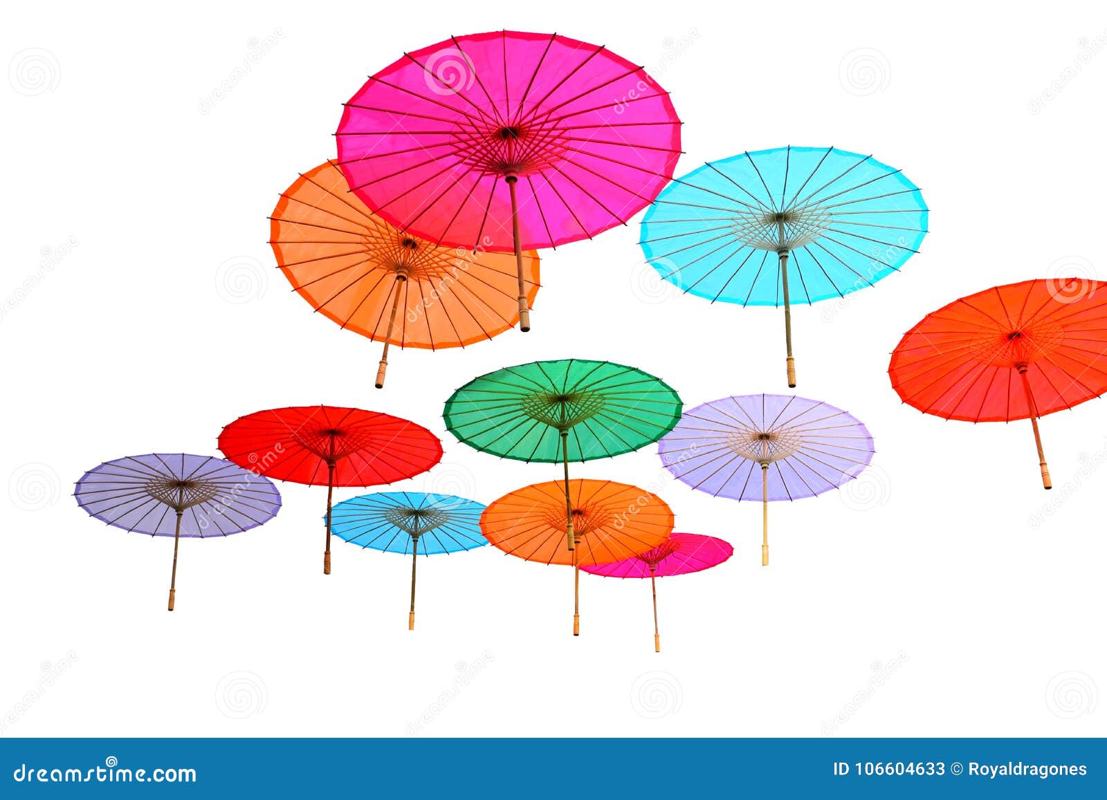 Het drijven Parasols - op wit wordt geïsoleerd dat. Multi-colored Chinese die parasols in lucht wordt opgeschort van onderaan
