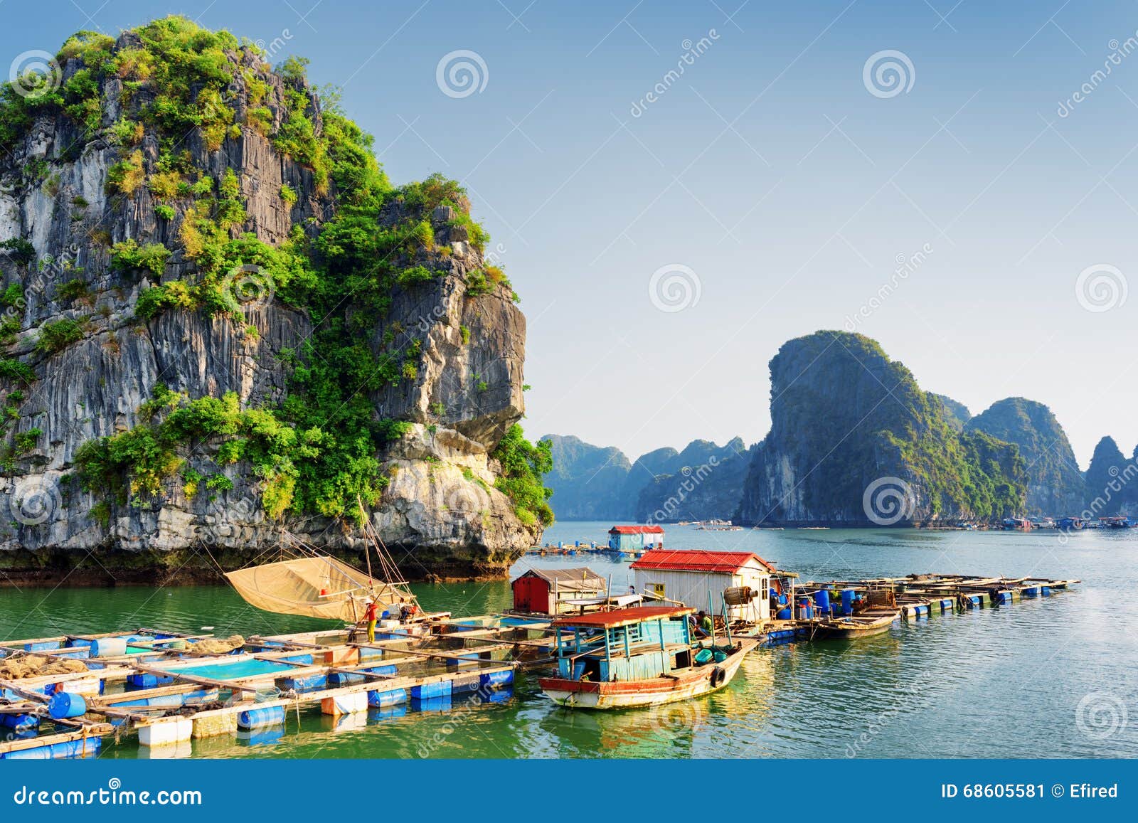 Het Drijvende Visserijdorp, Ha Snakt Baai, Vietnam Stock Afbeelding ...