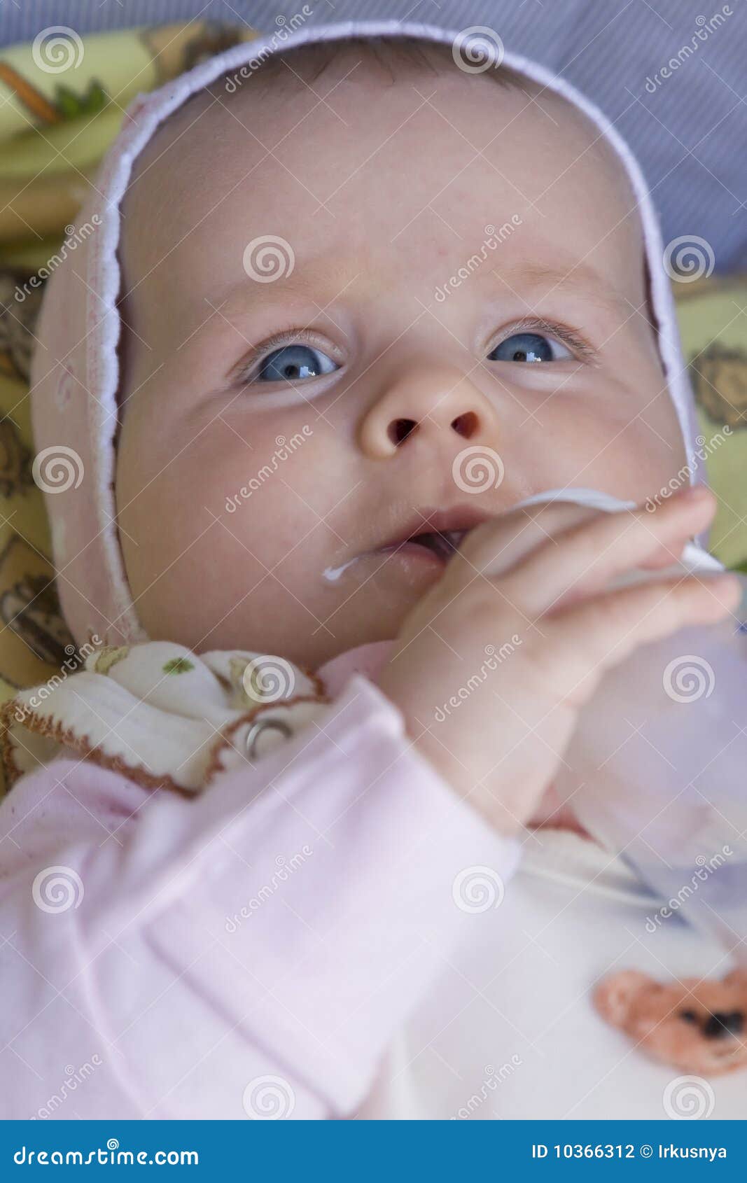 Het Drinken Van De Baby Melk Stock Foto Image of maaltijd, emotie