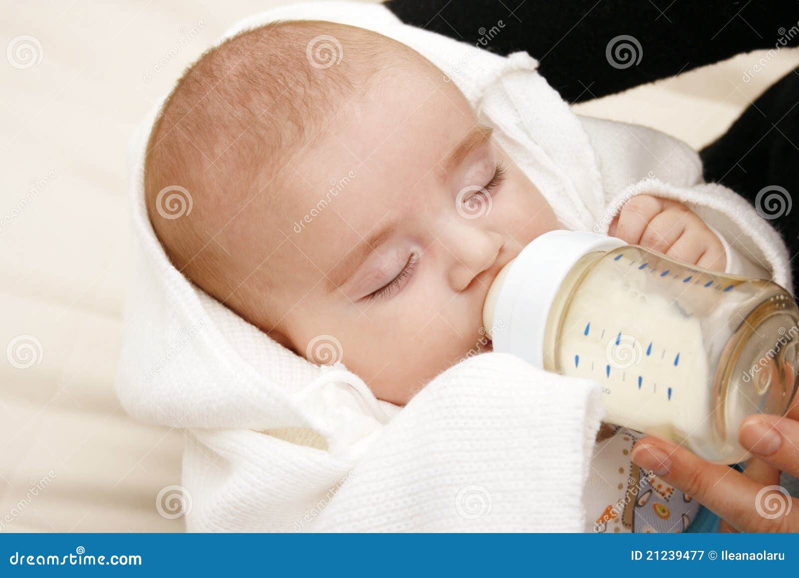 Het Drinken Van De Baby Melk Stock Afbeelding Image of voedsel