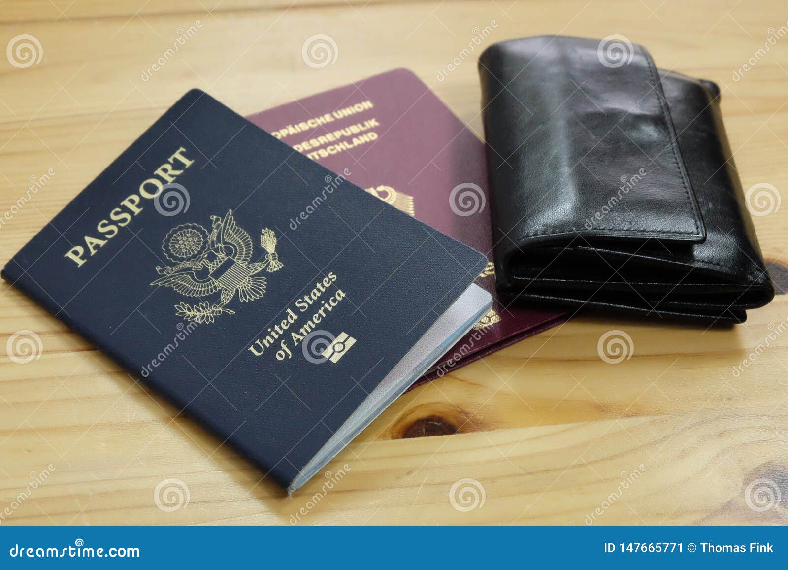 Graden Celsius stoom Interpretatief Het Duitse En Paspoort Van De V.S. Met Portefeuille Redactionele Foto -  Image of bestemming, douane: 147665771