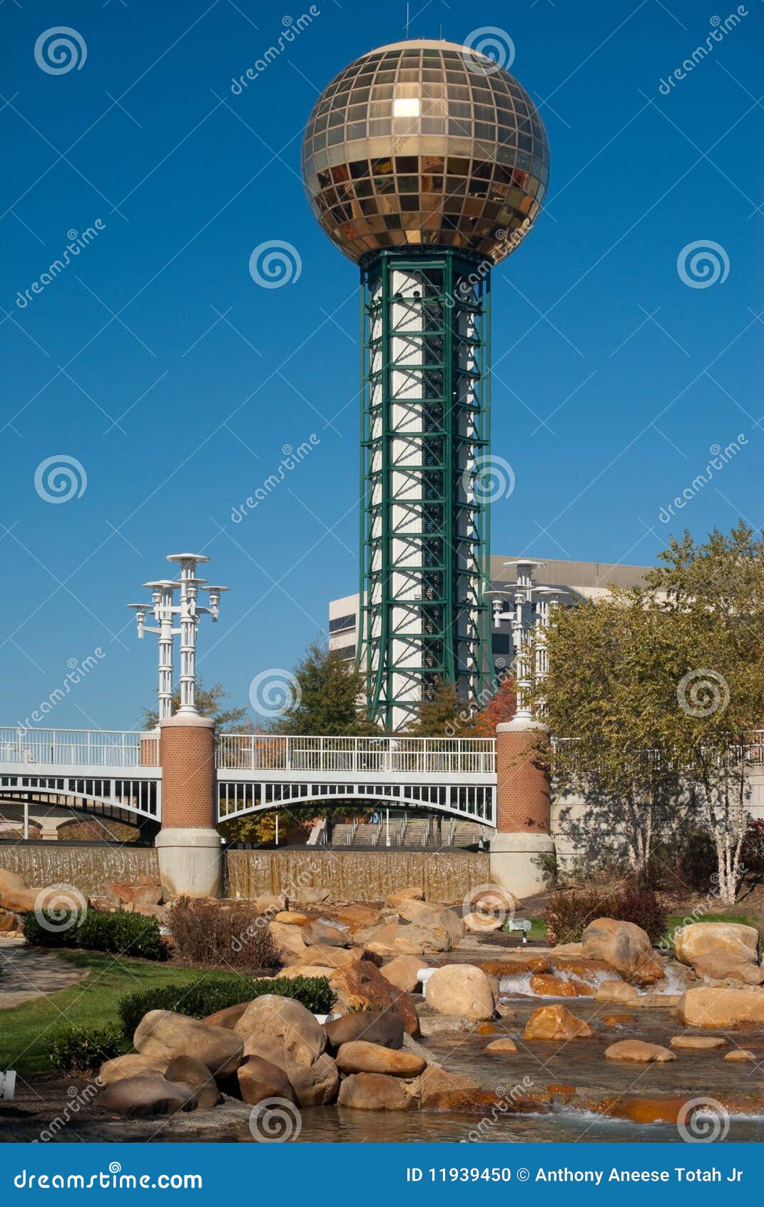 Komen het Eerlijke park van werelden in Knoxville Tennessee Sunsphere tonen, de brug en het water die op het centrum van het park voor.