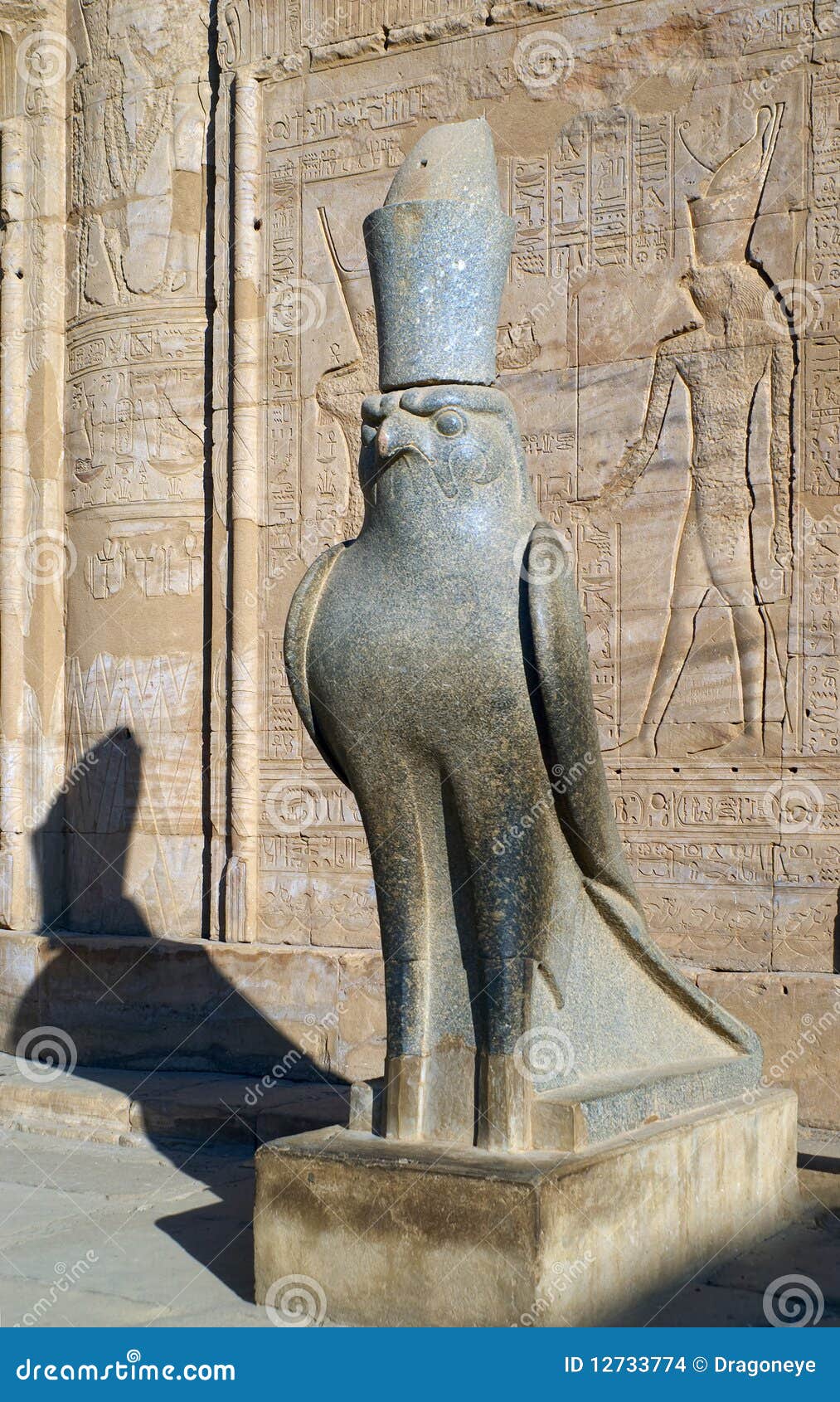 Horus Z Legend Dawnego Egiptu Het Egyptische Standbeeld Van Horus Van De God, Edfu, Egypte Stock Foto