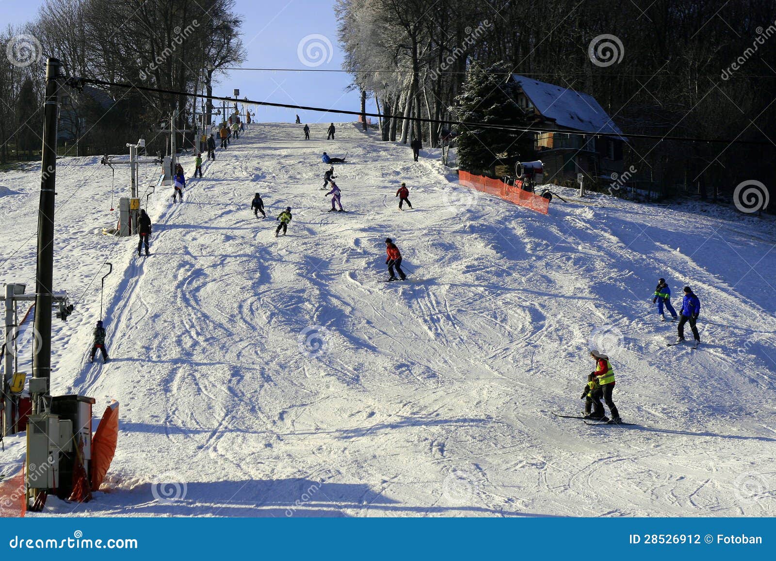 Het gebied van de ski redactionele fotografie. Image of kinderen - 28526912