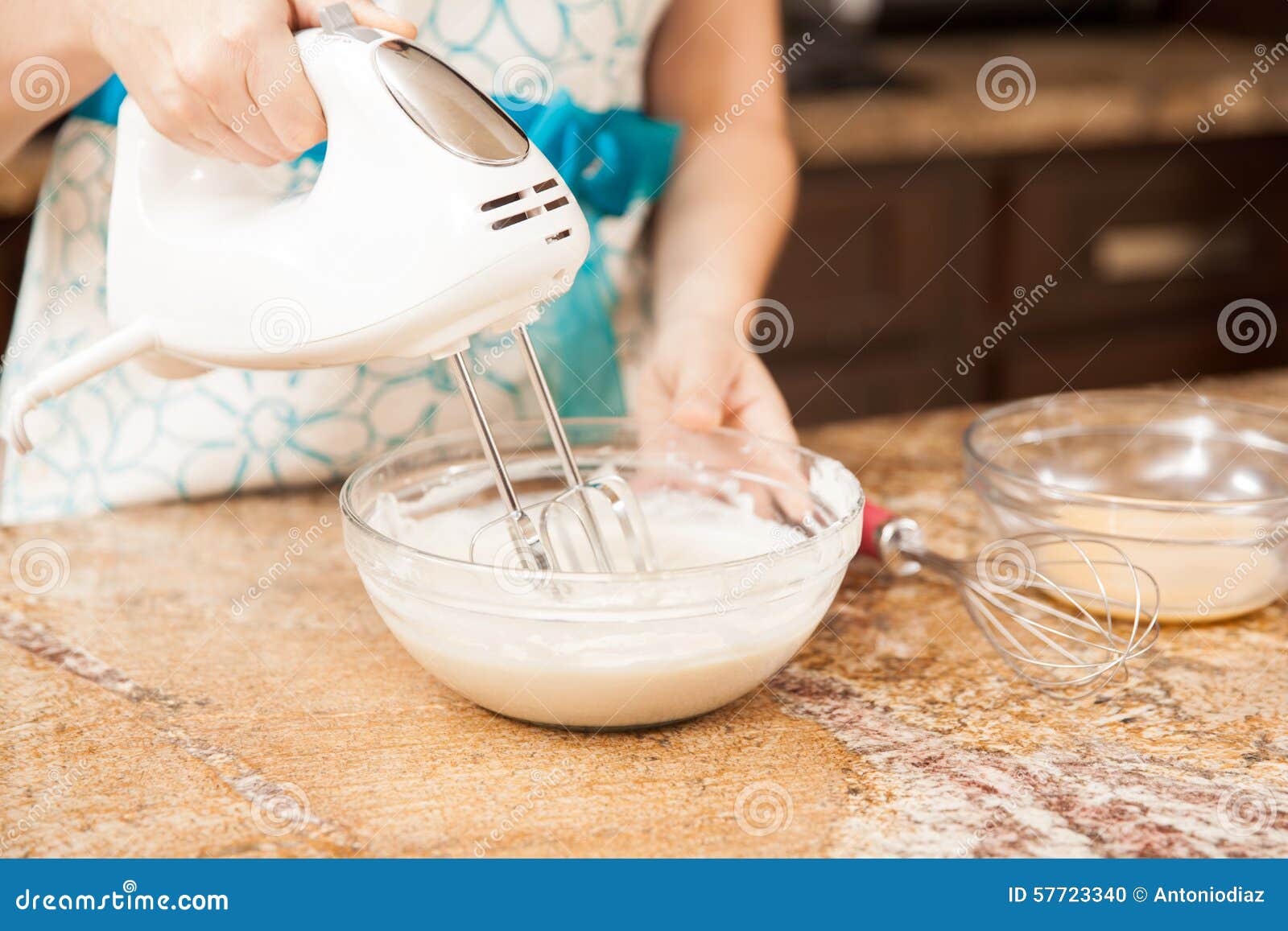 Het Gebruiken Van Een Mixer in De Keuken Stock Foto Image of