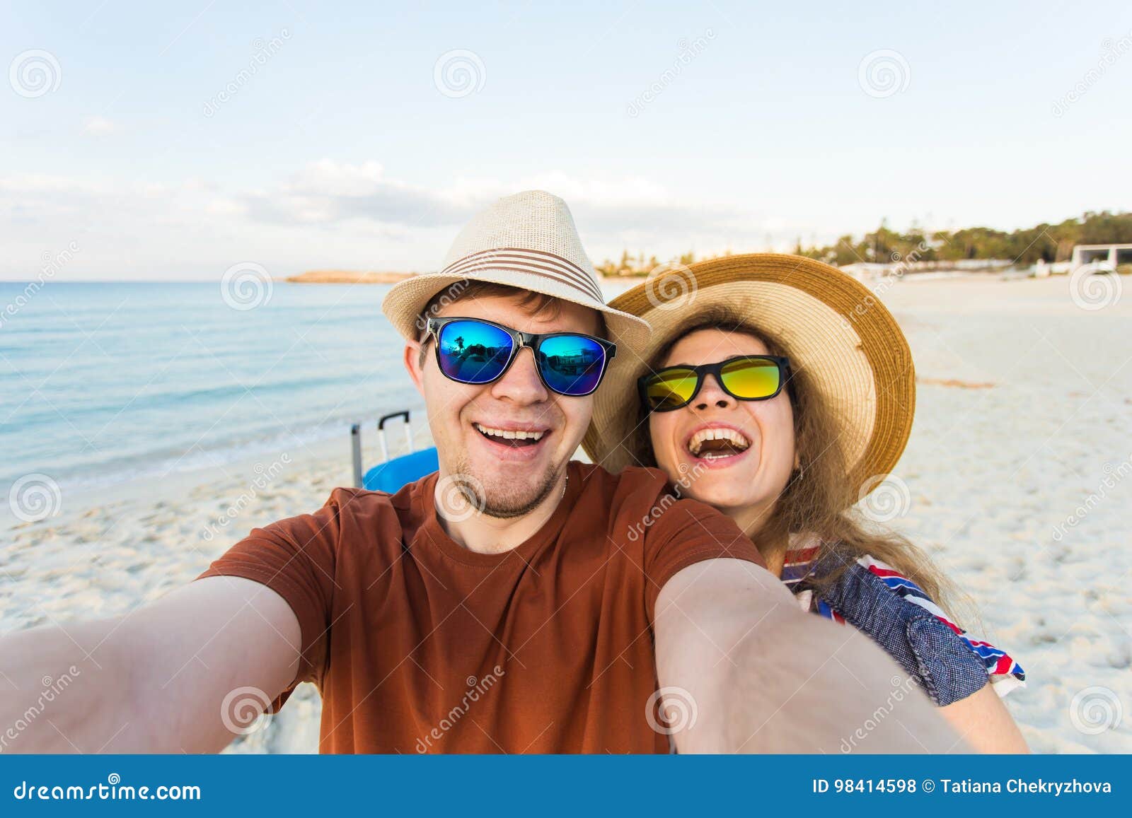 Het Gelukkige Jonge Paar In Liefde Neemt Selfie Portret Op Het Strand In  Cyprus De Mooie Toeristen Maken Grappige Foto'S Voor Rei Stock Foto - Image  Of Hipster, Europees: 98414598