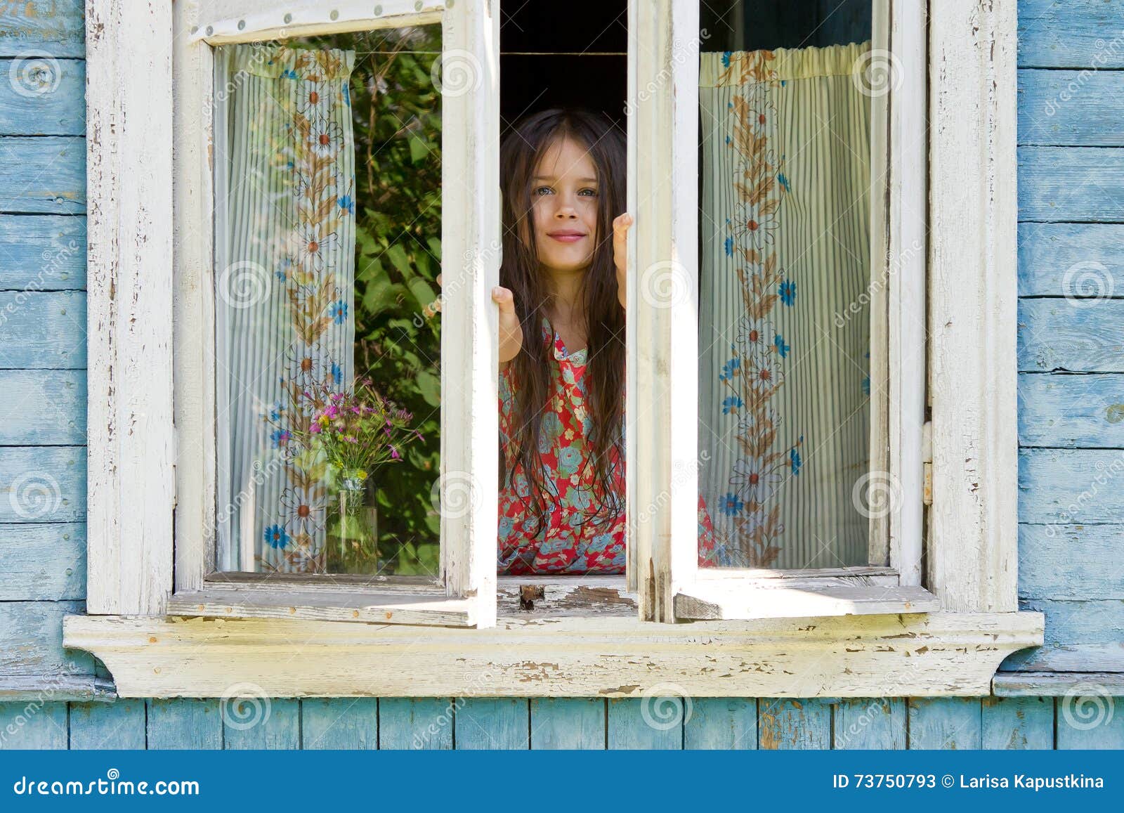Окна тетка. Девица выглядывает в окошко. Девушка выглядывает из окна. Девочка у окна. Открытое окно в деревне снаружи.
