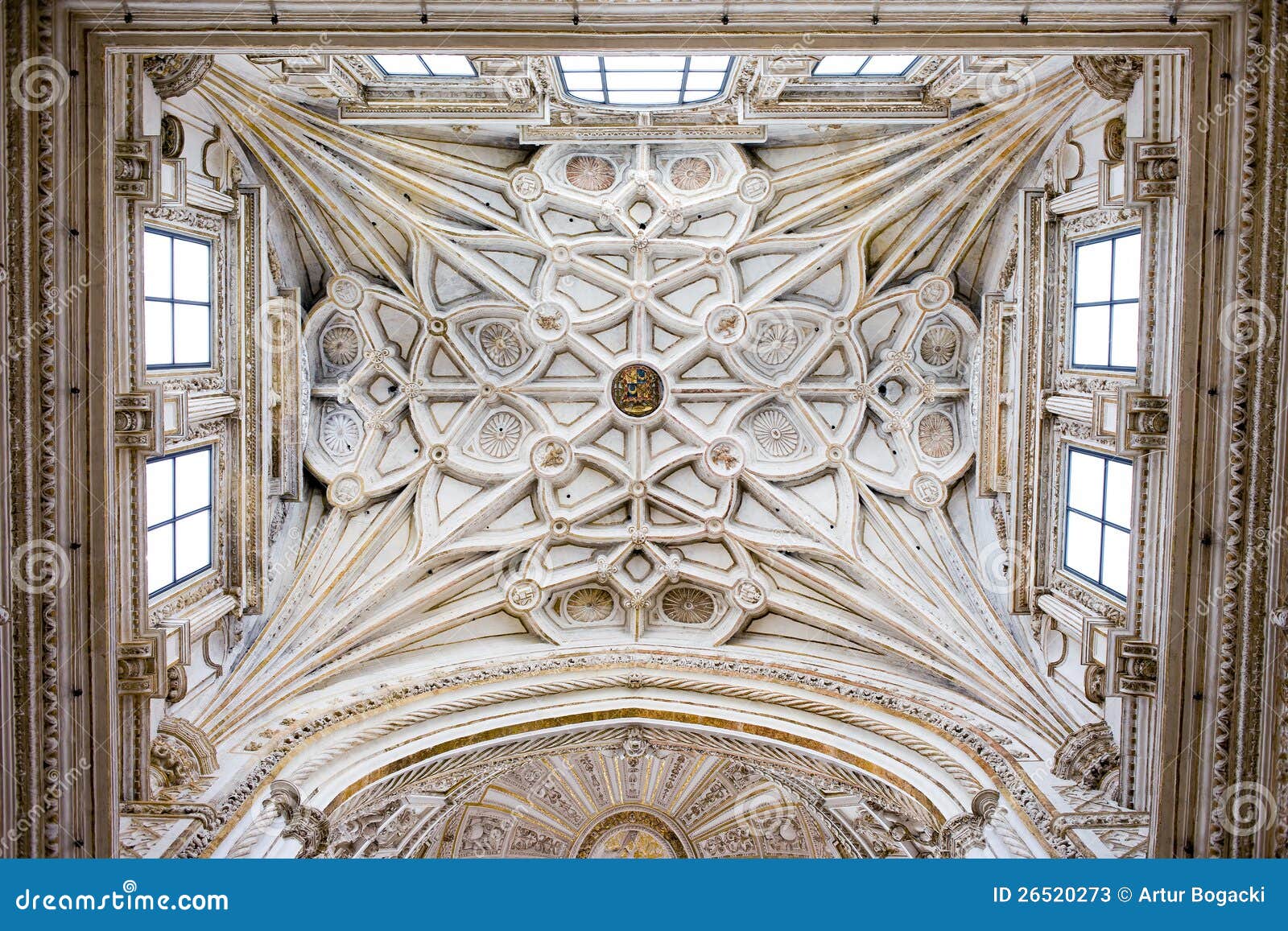 Het geribbelde Plafond van de Kluis van de Mezquita Kathedraal. Mezquita historisch overladen geribbeld de kluisplafond van de Kathedraal van het dwarsschip in Cordoba, Spanje.