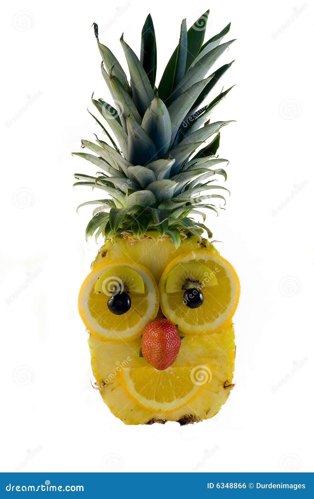 Het gezicht van het fruit. Een gelukkig gezicht met een haarknotje dat uit een ananas met sinaasappelen, bosbessen, kiwi en aardbei wordt geconstrueerd om de eigenschappen te vormen en dat op een witte achtergrond wordt geïsoleerd.