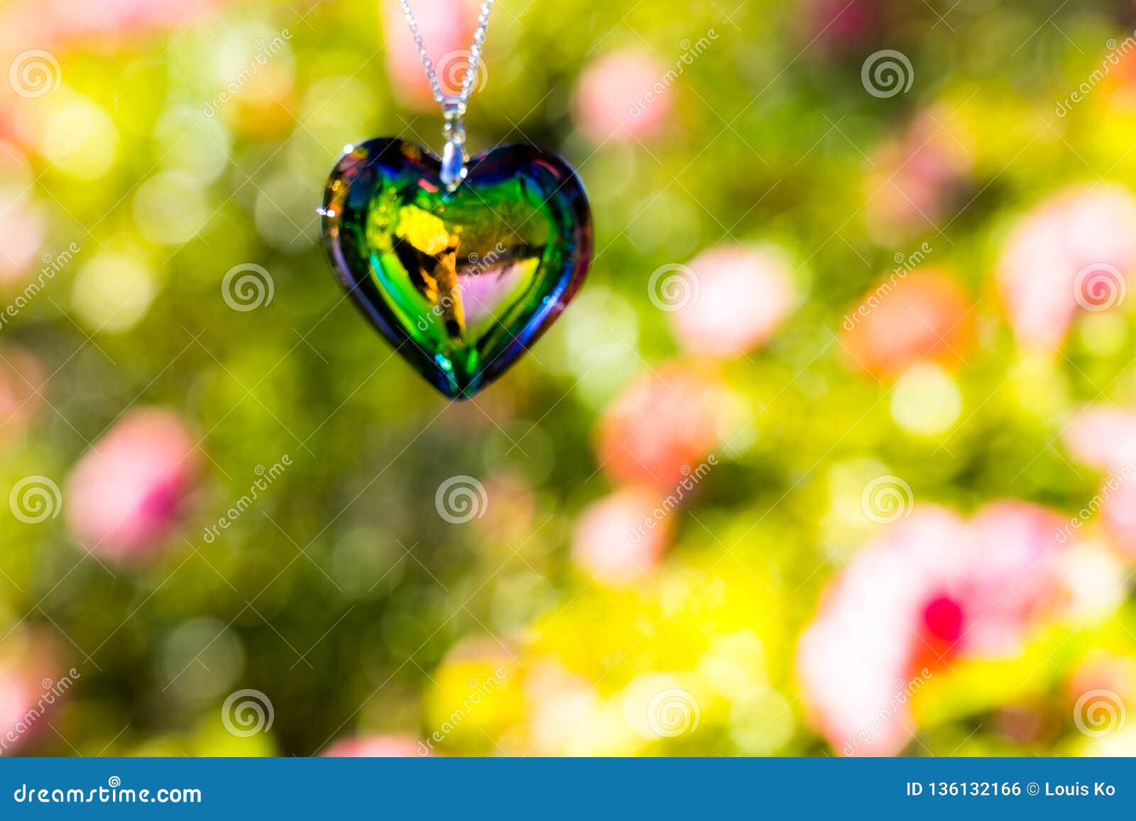 Het glas van het hartkristal brekt zonlicht - het kristalglas van de zonlichtklok backgroundheart brek zonlicht - toenam tuinacht. BIJ 1/4/2019 in Roze tuin