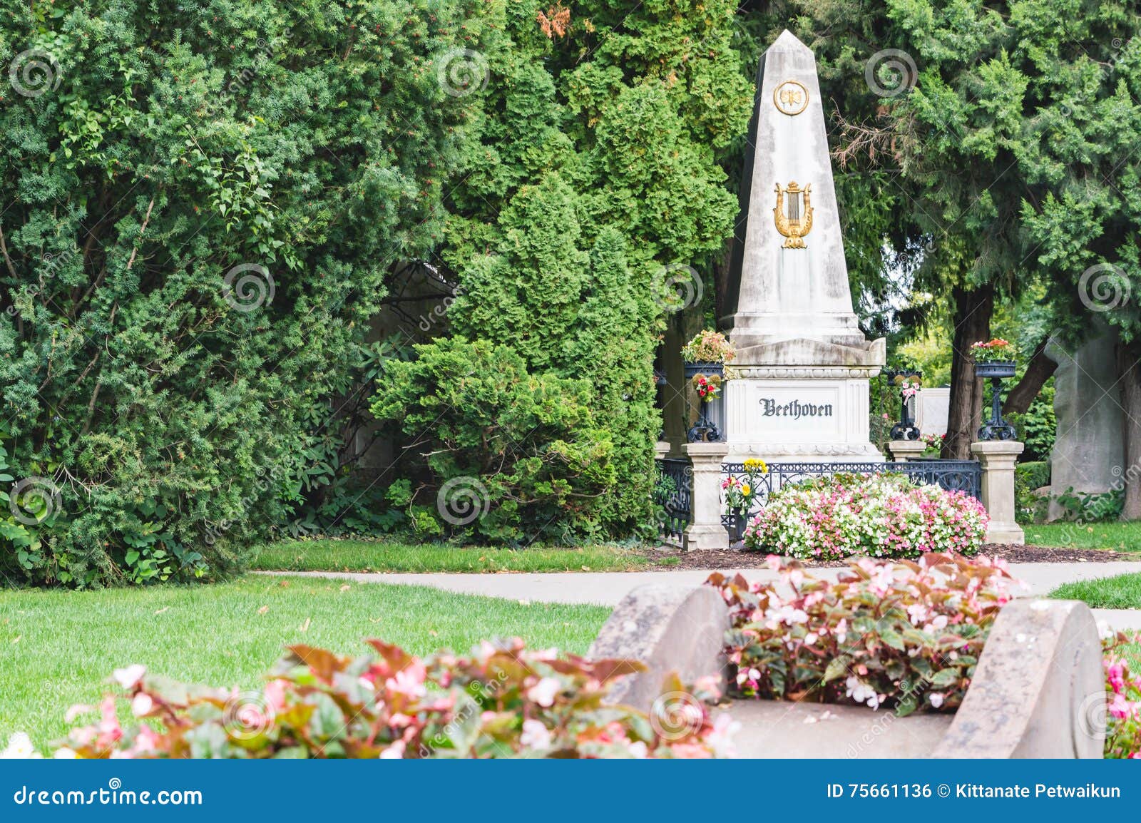 Бетховен похоронен. Могила Бетховена в Вене. Центральное кладбище вены могила Бетховена. Гроб Бетховена.