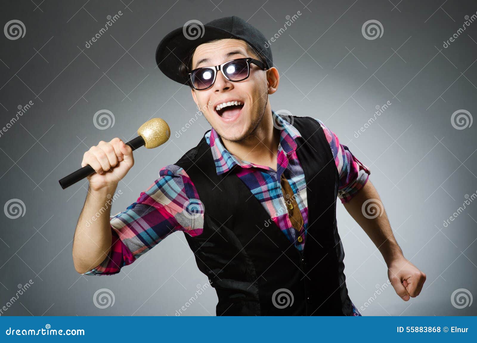 Het Grappige Mens Zingen in Karaoke Stock Foto Image of uitvoerder