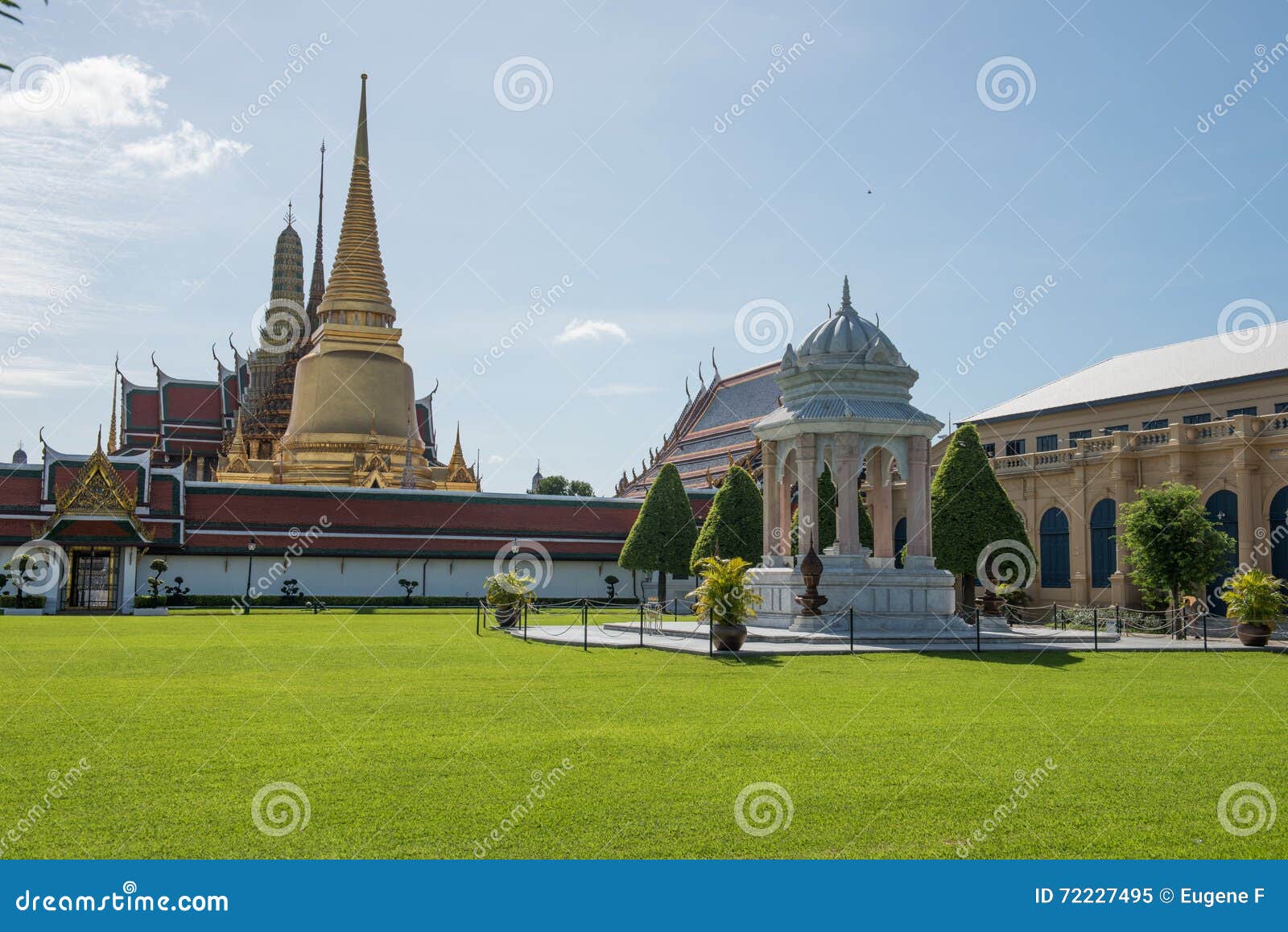 Het Grote paleis van Thailand. Mening van de Pagoden en de torens in het Grote Paleis van Bangkok, Thailand Het grote Paleis is het meest verfraaide gebouw in Thailand, met pagoden en tempels daarin De huidige Koning Bhumibol Adulyadej verblijft hier