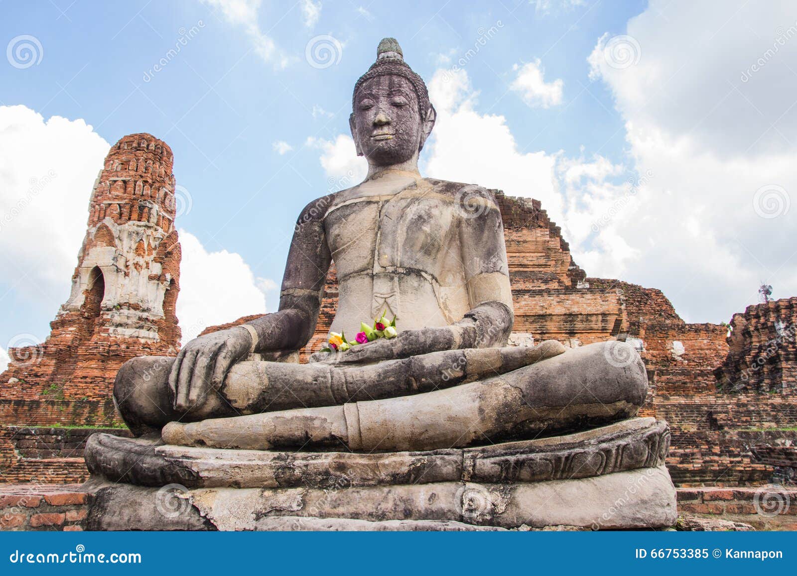 Het grote standbeeld van Boedha bij Wat Mahathat-tempel