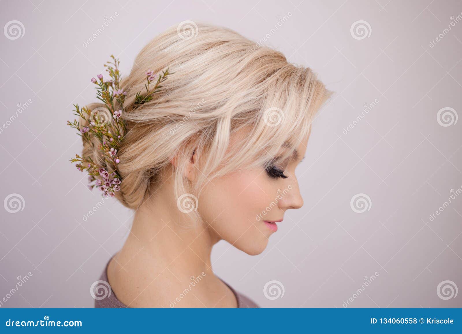 Het Haarstijlen Van Elegante Vrouwen Voor Blondehaar Stock Foto Afbeelding Bestaande Uit Krullend Wijfje