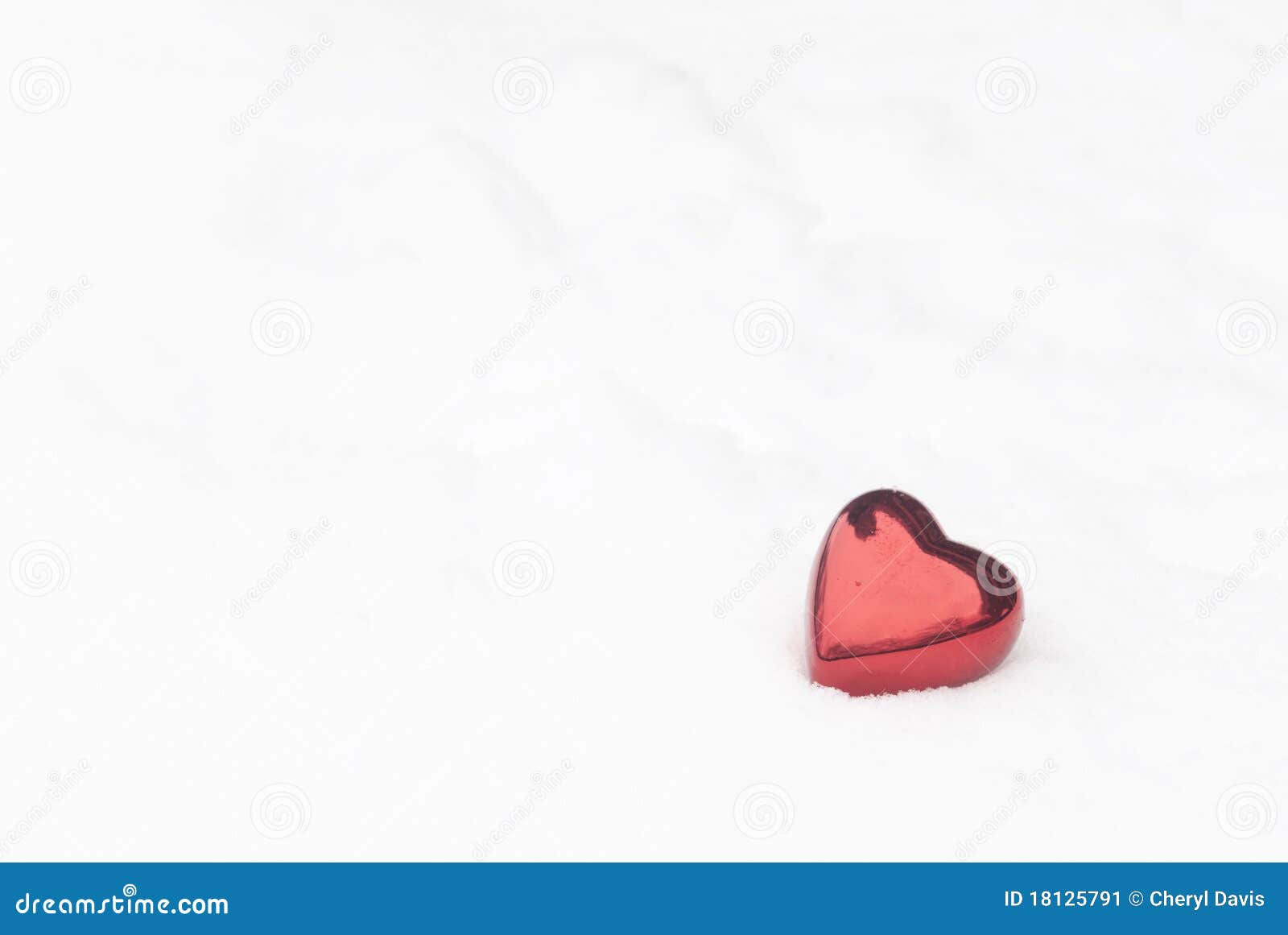 Het Hart van valentijnskaarten in de Sneeuw. Een rood glanzend hart van Valentijnskaarten in de sneeuw met veel exemplaarruimte
