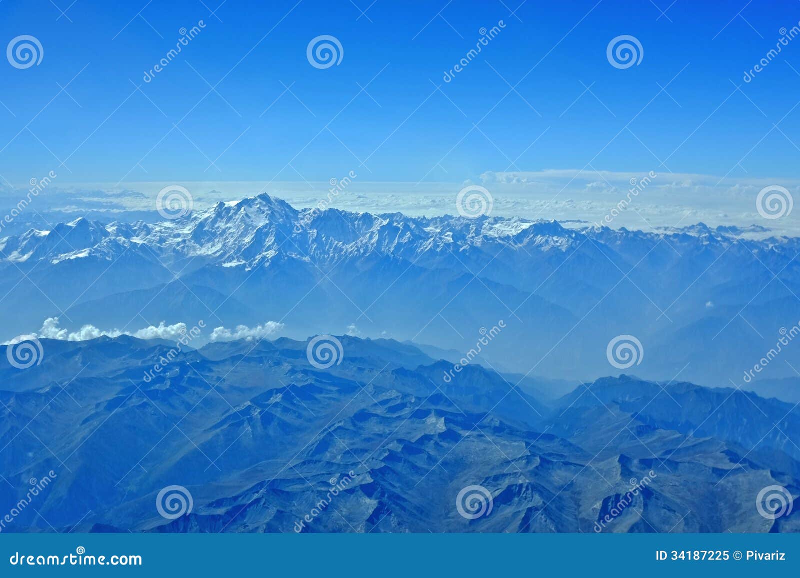 Luchtmening van het Himalayagebergte en k2