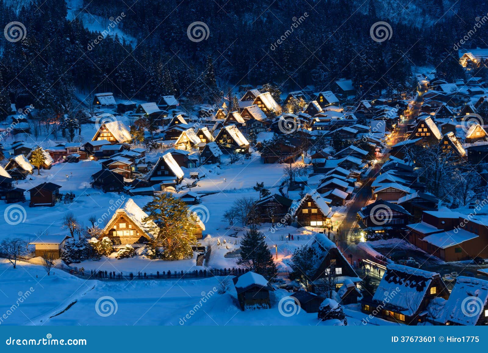 Het historische Dorp van shirakawa-gaat in de winter. Shirakawa-ga wordt gevestigd in noordelijk van de Prefectuur van Gifu. Verklaarde een Unesco-plaats van de werelderfenis in 1995, zijn zij beroemd voor hun traditionele gassho-zukuriboerderijen, wat waarvan meer dan 250 jaar oud zijn.