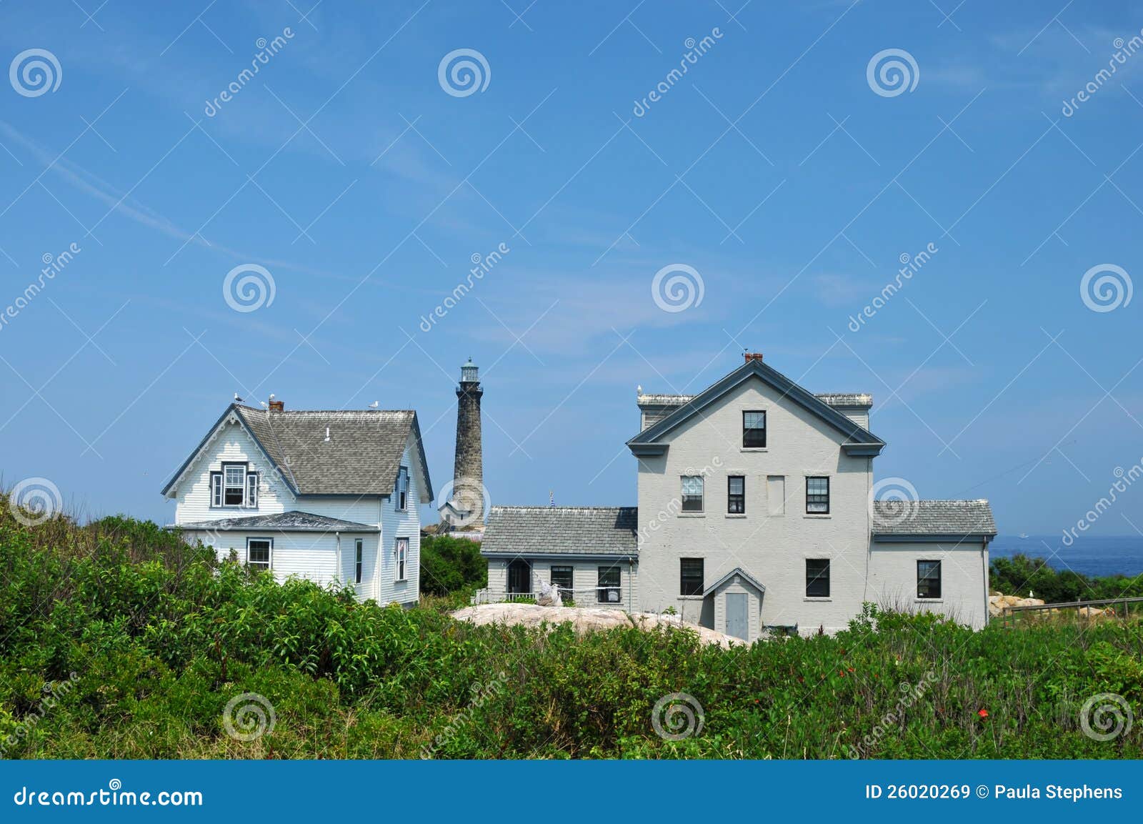 Het Huis van de bewaarder. De huisvesting van de bewaarder op Eiland Thacher in Rockport, Massachusetts, met de toren van het Noorden op de achtergrond