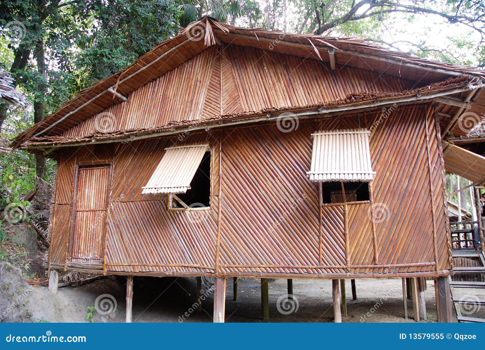 zak zoete smaak Namens Het huis van het bamboe stock afbeelding. Image of omheining - 13579555