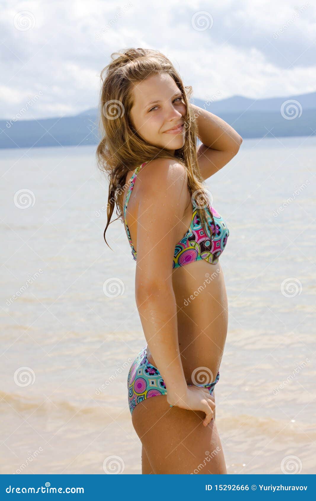 Het Jonge Blonde Bikini Model in Openlucht Stellen Stock Foto Image