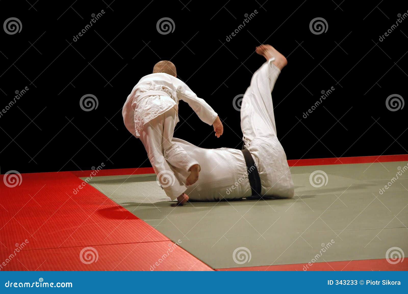 Het jonge geitje van het judo wint. Het jonge geitje dat van het judo volwassen vechter op de mat werpt, dynamische foto