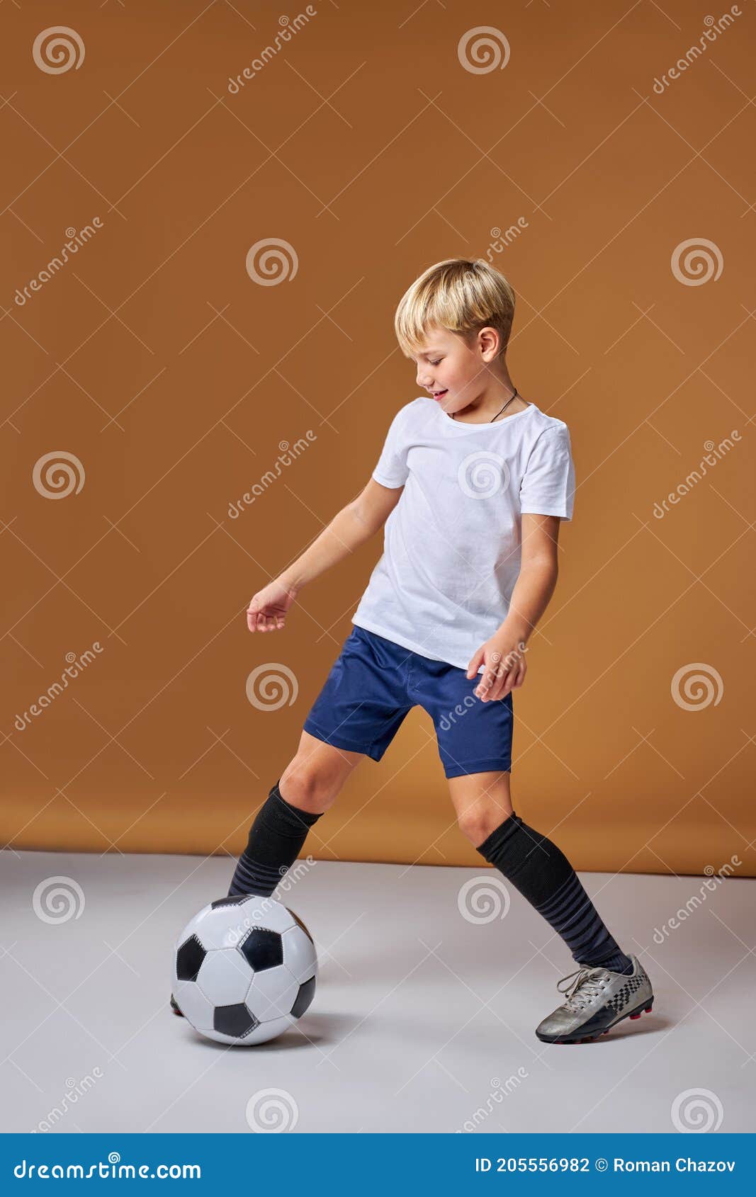 Het Jonge Jongensvoetballer Spelletjes Bal Het Stock Foto - Image stel, 205556982
