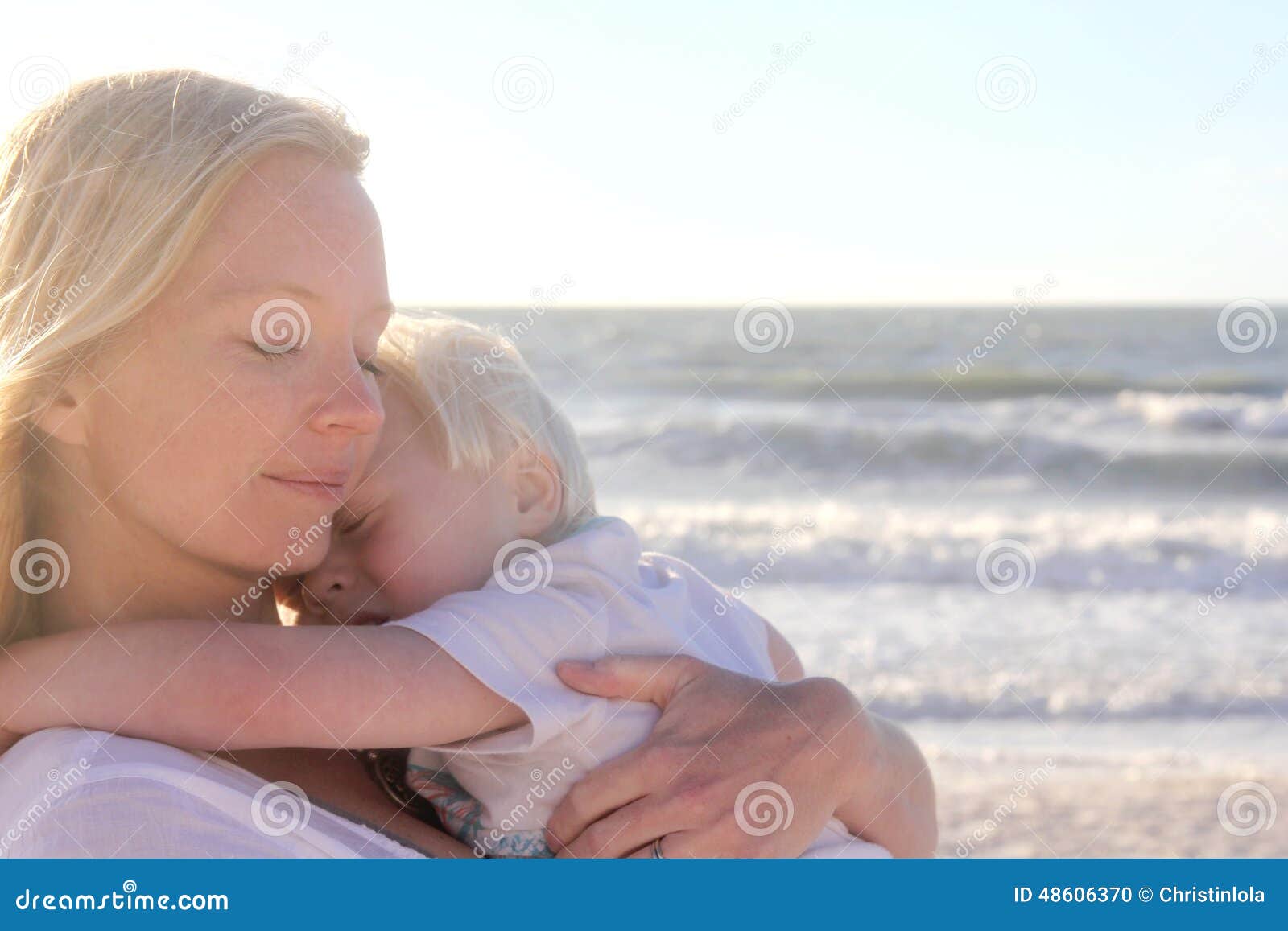 Het Jonge Kind Beschermt Veilig in Het Houden Van De Moeder Op Strand Stock Foto - Image of christen, avond: 48606370