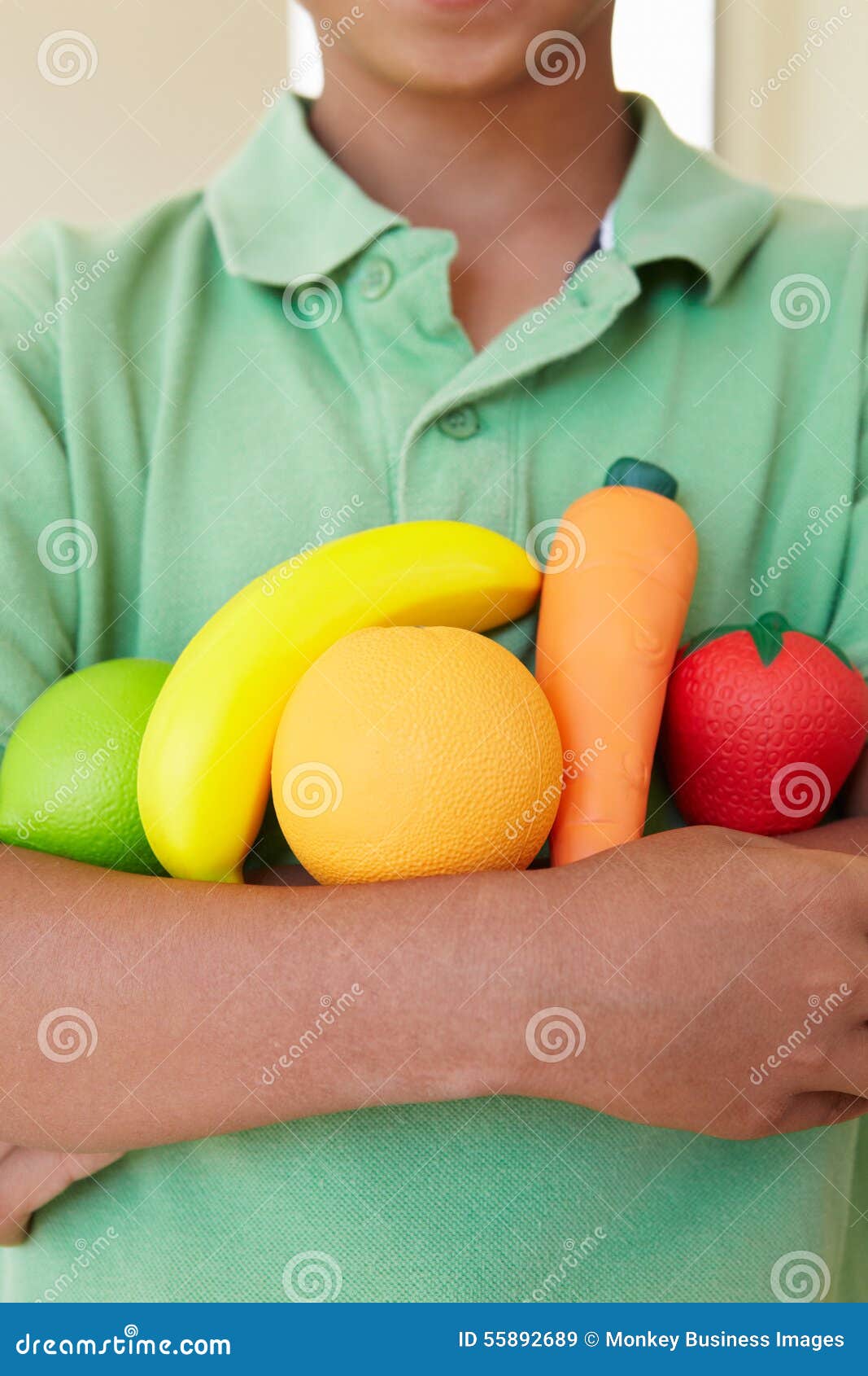 Het Jonge Plastic Fruit En De Groenten Van De Jongensholding Stock