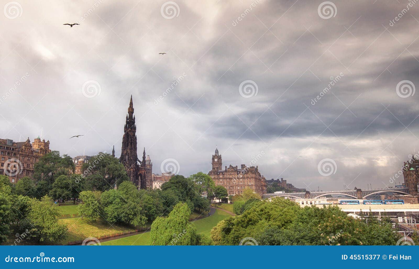 Het kasteel van Edinburgh na het regenen. Een fotospruit in Edinburgh, Schotland, het UK Het kasteel die zich alleen na een zware regen bevinden