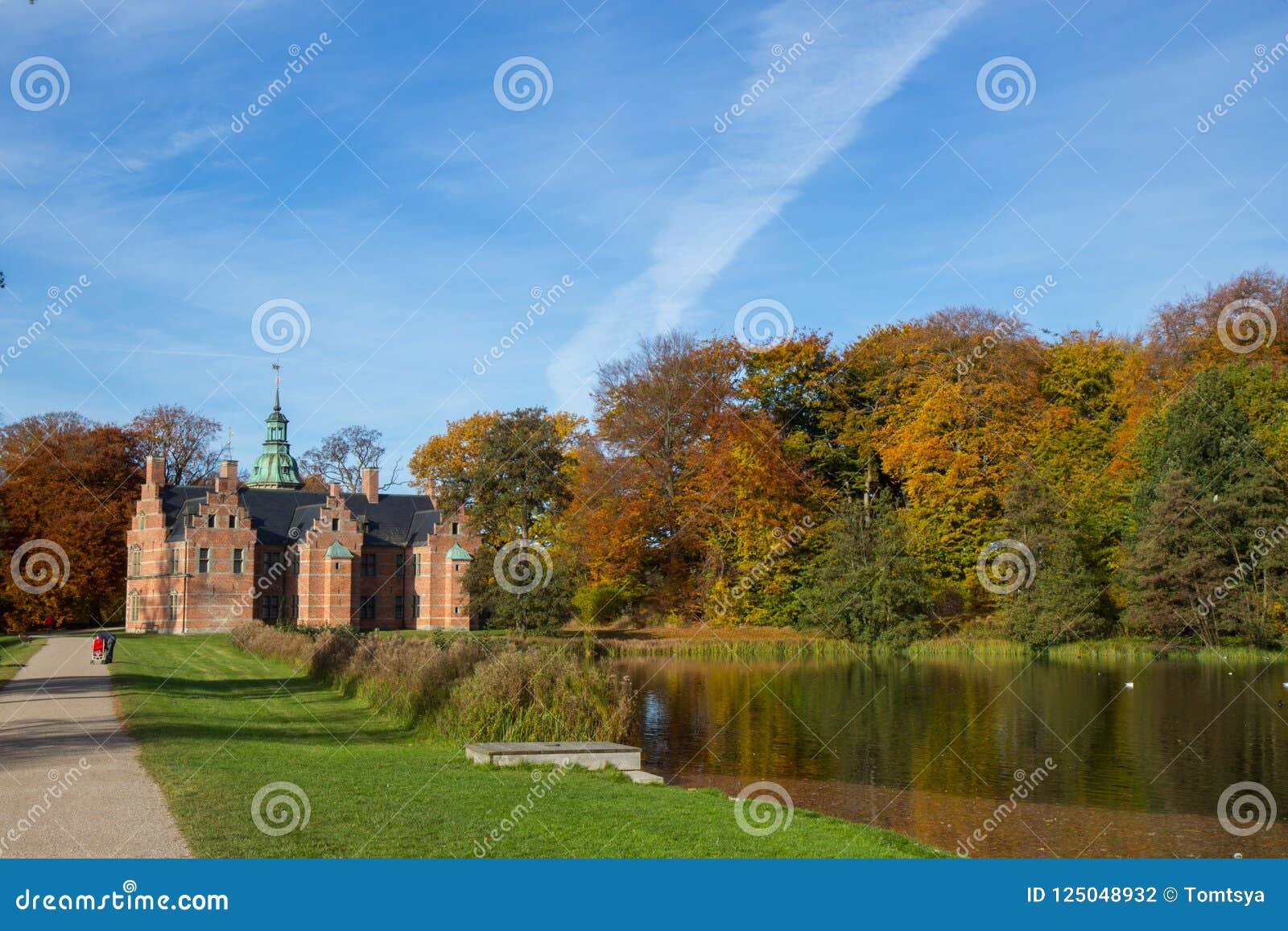 Het kasteel van Frederiksborg in Hillerod, Denemarken. Beuatifulmening van Fredensborg-paleis in Hilleroed, Denemarken