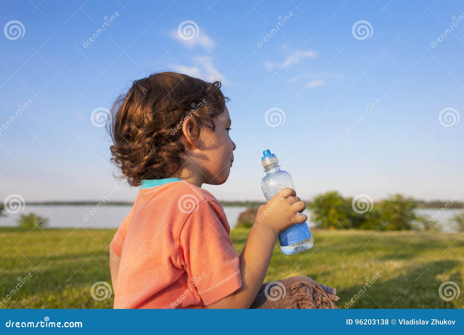 Дети пьют из бутылки