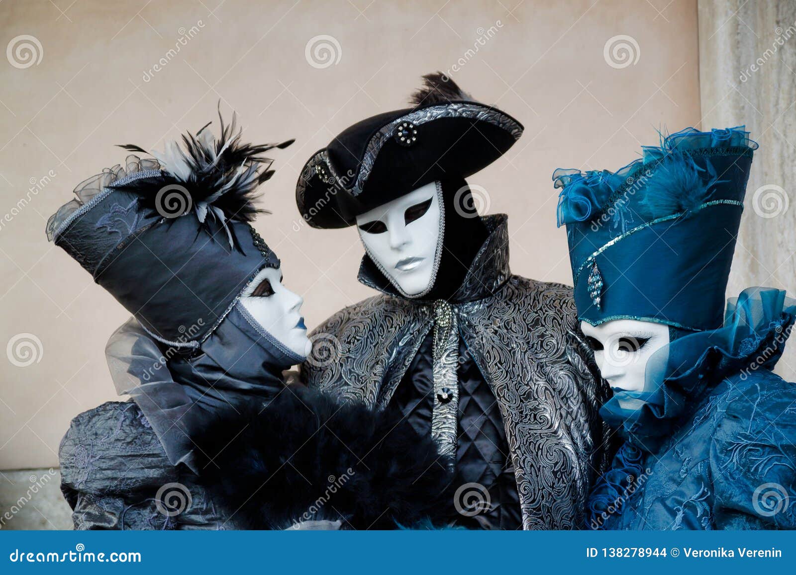 Het Kleurrijke Masker En Het Kostuum Van Triocarnaval Zwart-blauwe Bij Het  Traditionele Festival in Venetië, Italië Redactionele Stock Afbeelding -  Image of gezicht, kleur: 138278944